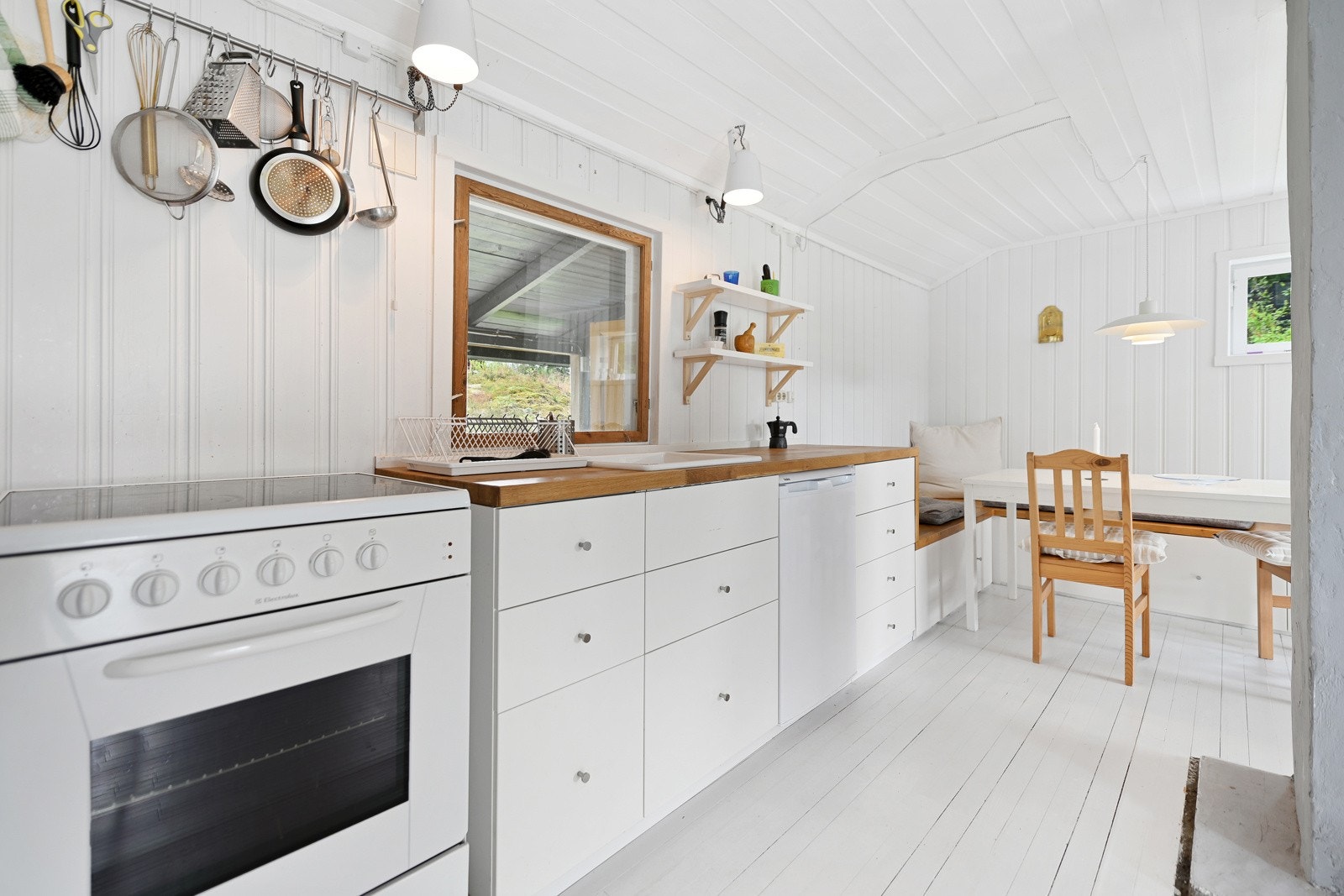 Her har du et arbeidsvennlig kjøkken med gode løsninger og fin plassutnyttelse for deg som er glad i å lage mat. Galleribilde
