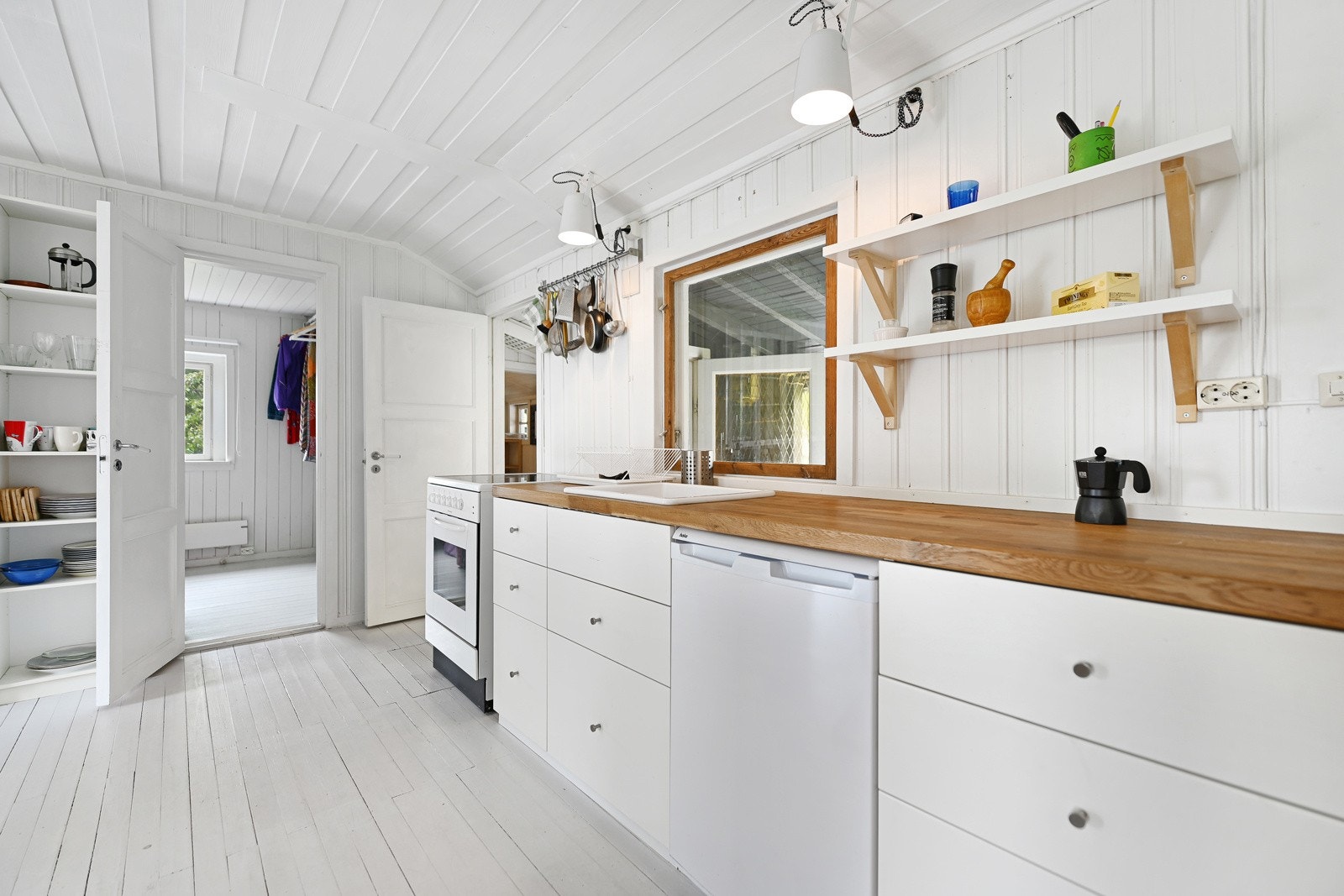 Frittstående komfyr og kjøleskap. Utslagsvask, men ikke blandebatteri og vann. Gråvann fra vasken går til terreng. Galleribilde