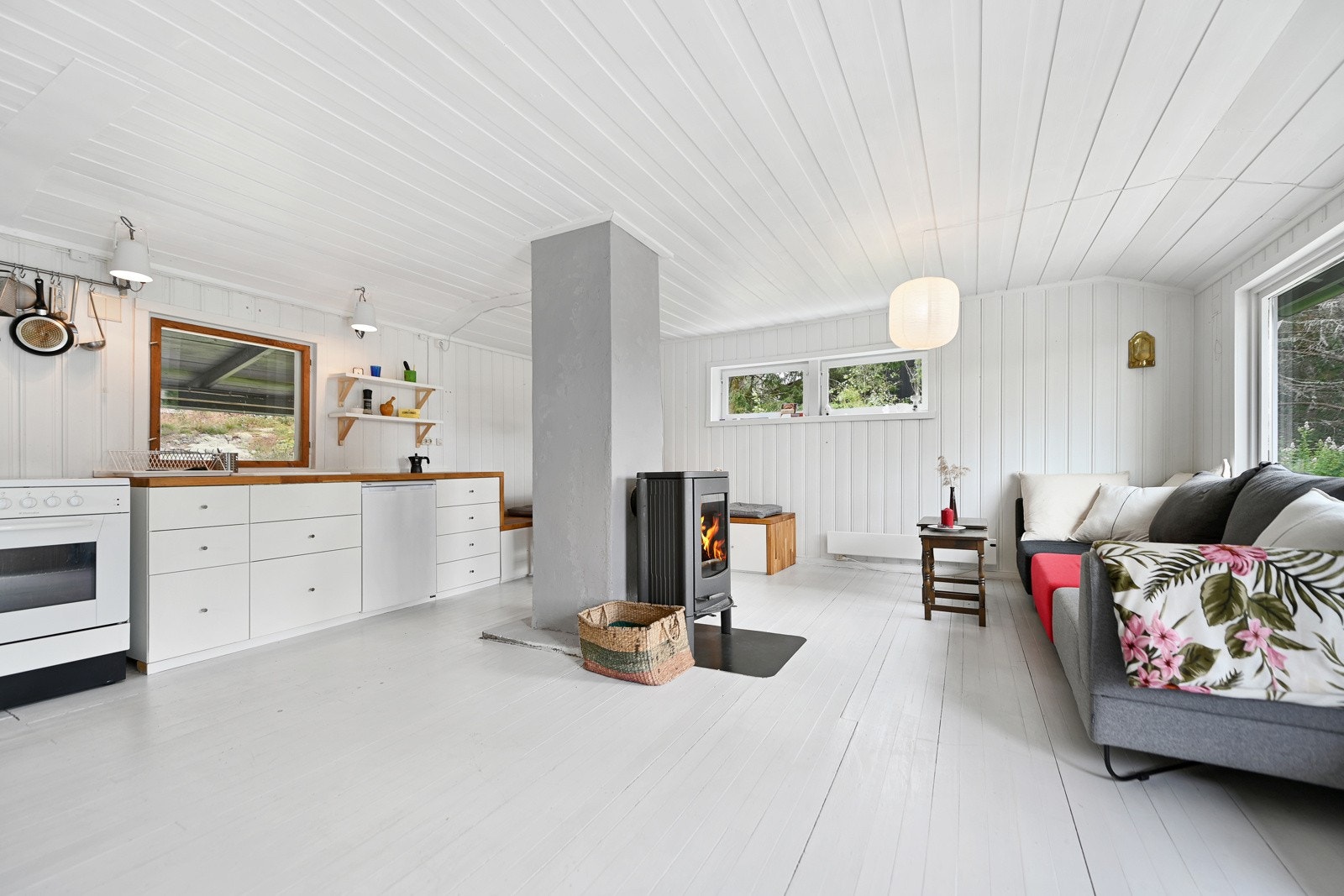 Sentralt i rommet er det en vedovn som varmer godt og gir mye kos og hygge på mørke høst- og vinterkvelder. Galleribilde