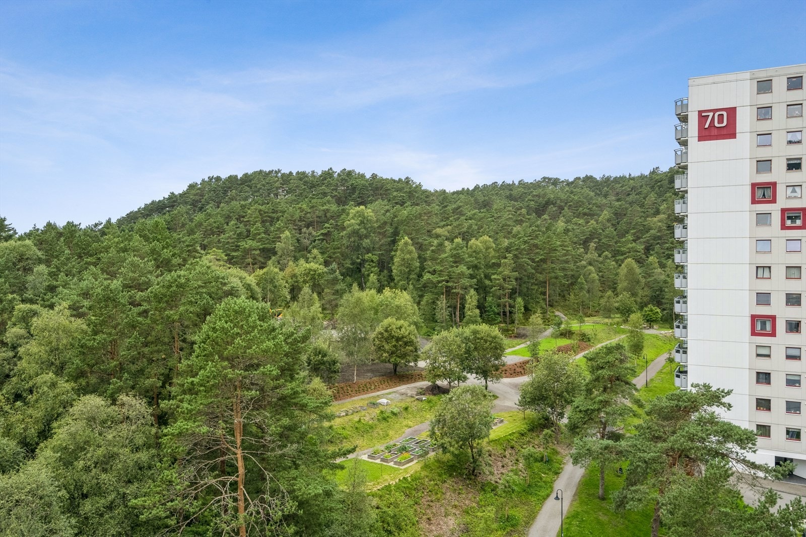 Flott, vid utsikt mot borettslagets velholdte fellesarealer. Galleribilde
