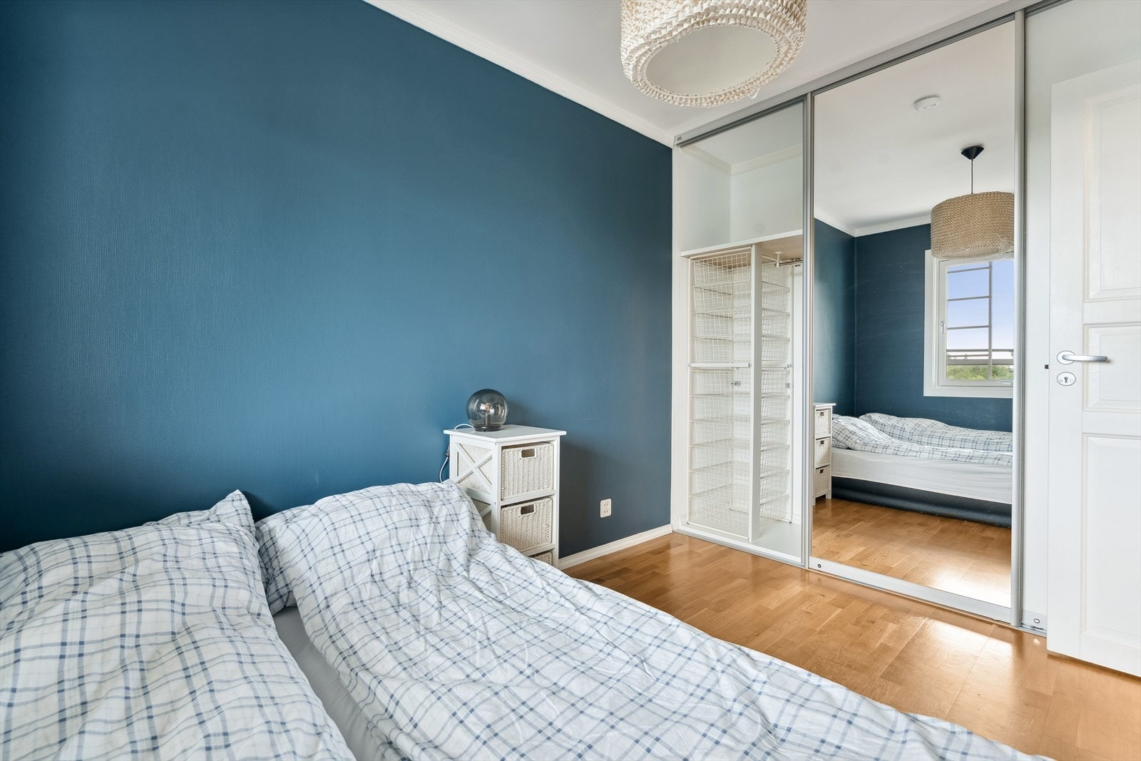 Soverom har plass til dobbelseng og nattbord. Stor skyvedørsgarderobe med speilfronter. Galleribilde