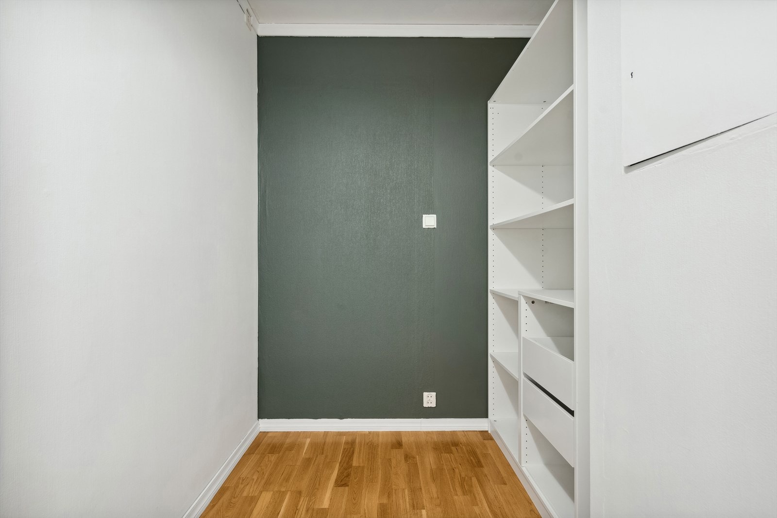 Boden er ypperlig som kontor eller walk inn closet. Galleribilde