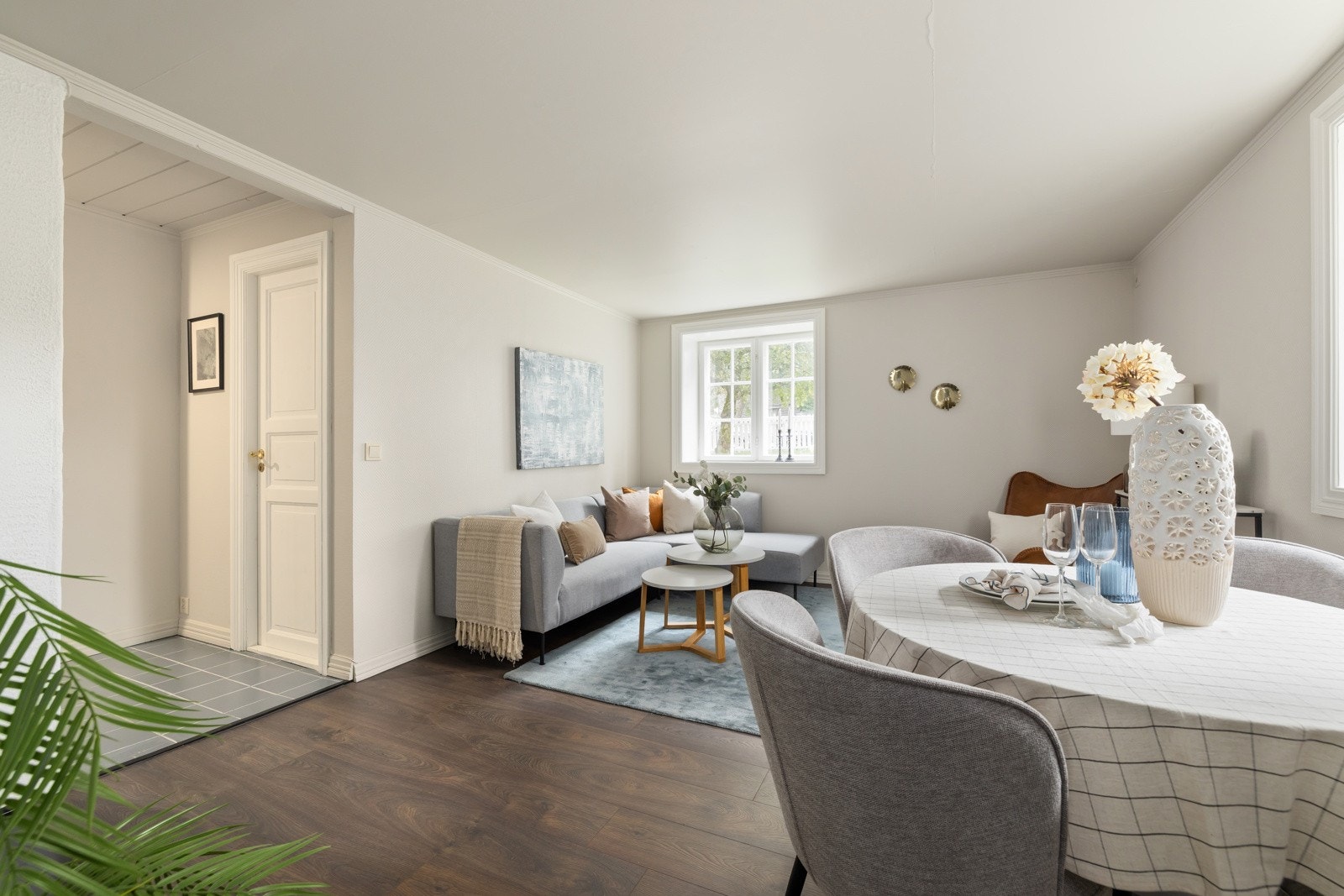 God plass til flere sittegrupper i stuen. Galleribilde