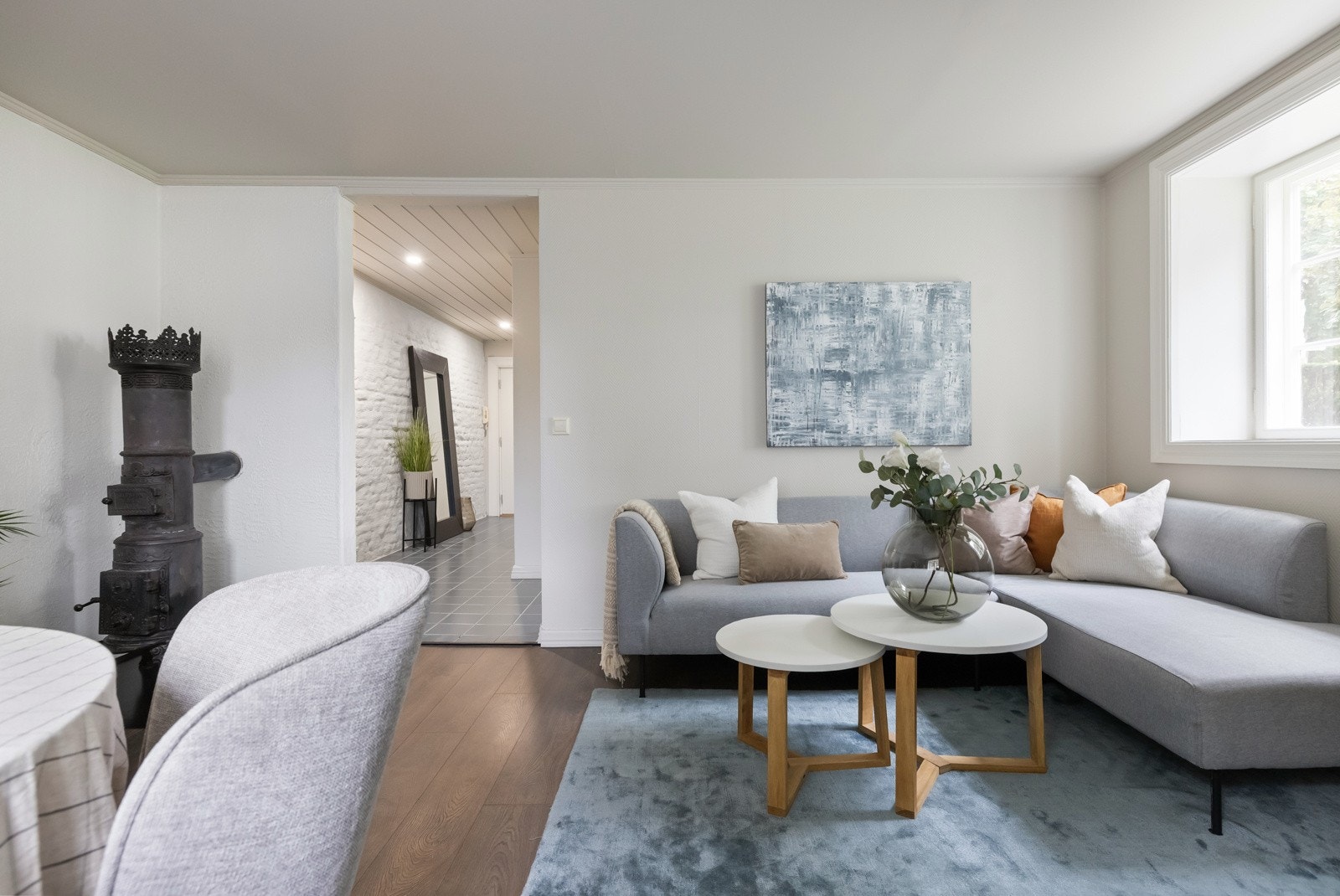 Lys og koselig stue, med store vindusposter fra to sider som gir mye lys til rommet. Galleribilde