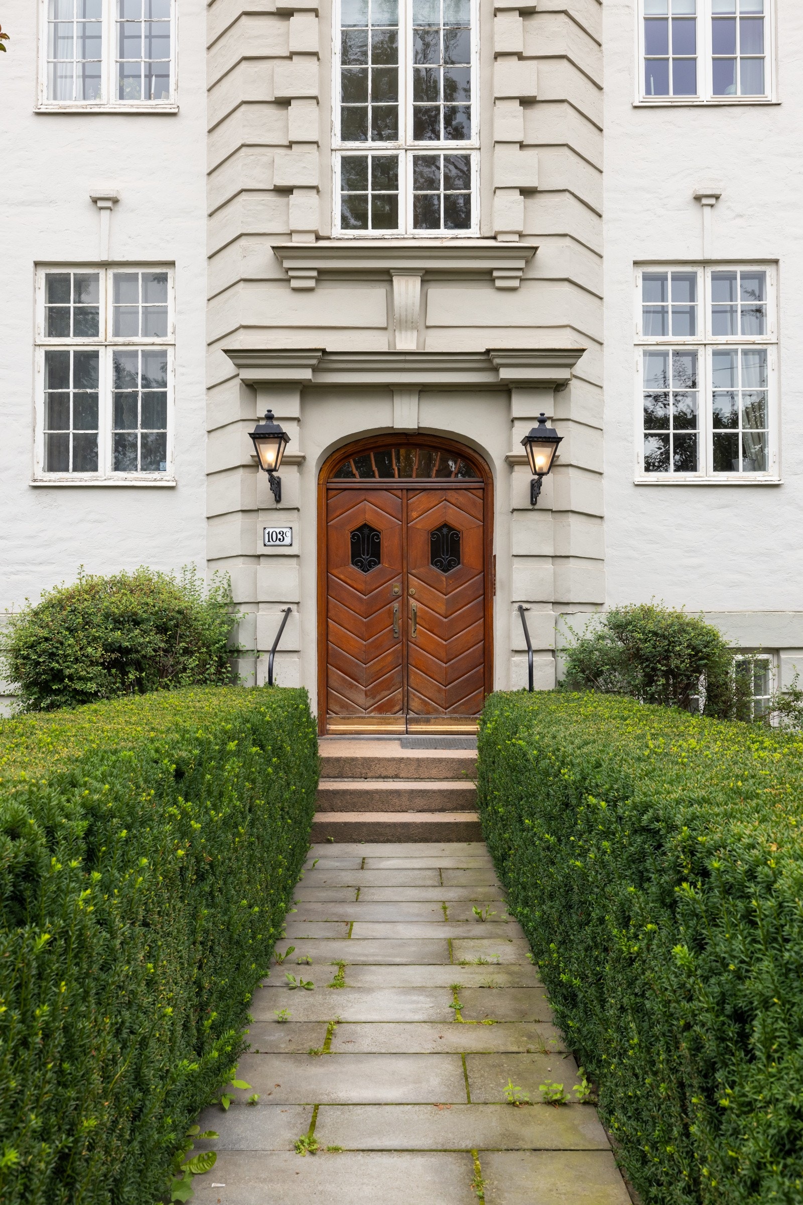 Innbydende og pent opparbeidet adkomst til gården fra Drammensveien. Galleribilde