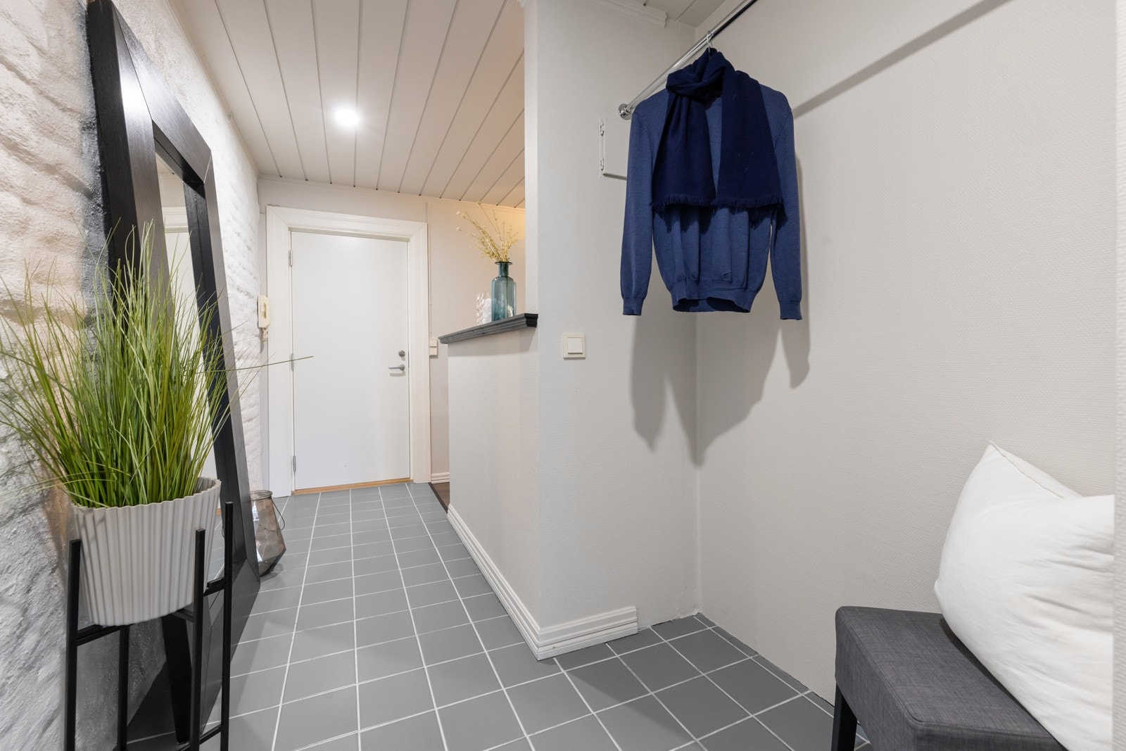 God plass for garderobeheng i gangen. Galleribilde