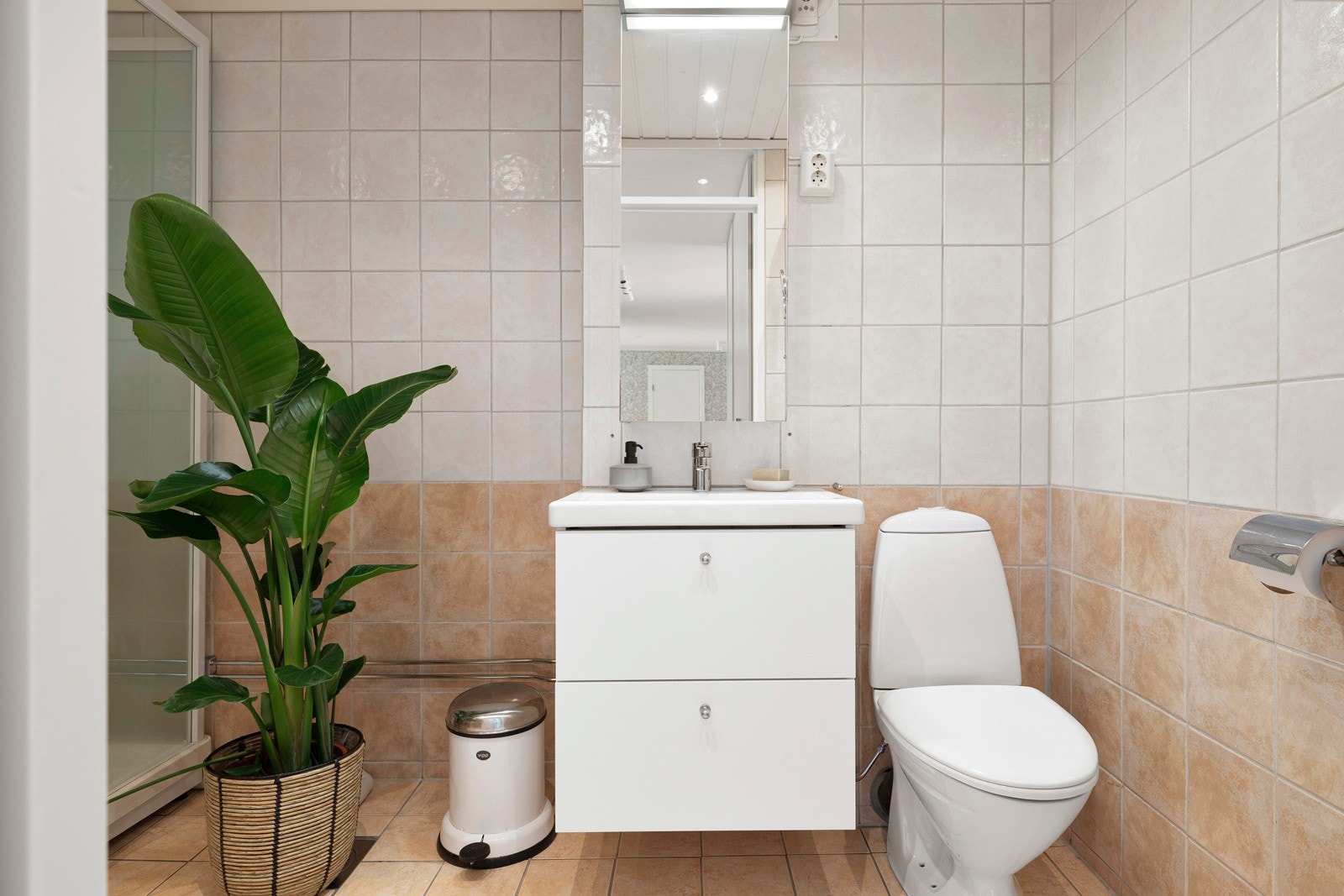 Badet har varme under gulvflisene og det er i 2024 innstallert ny servant og nytt servantskap. Galleribilde
