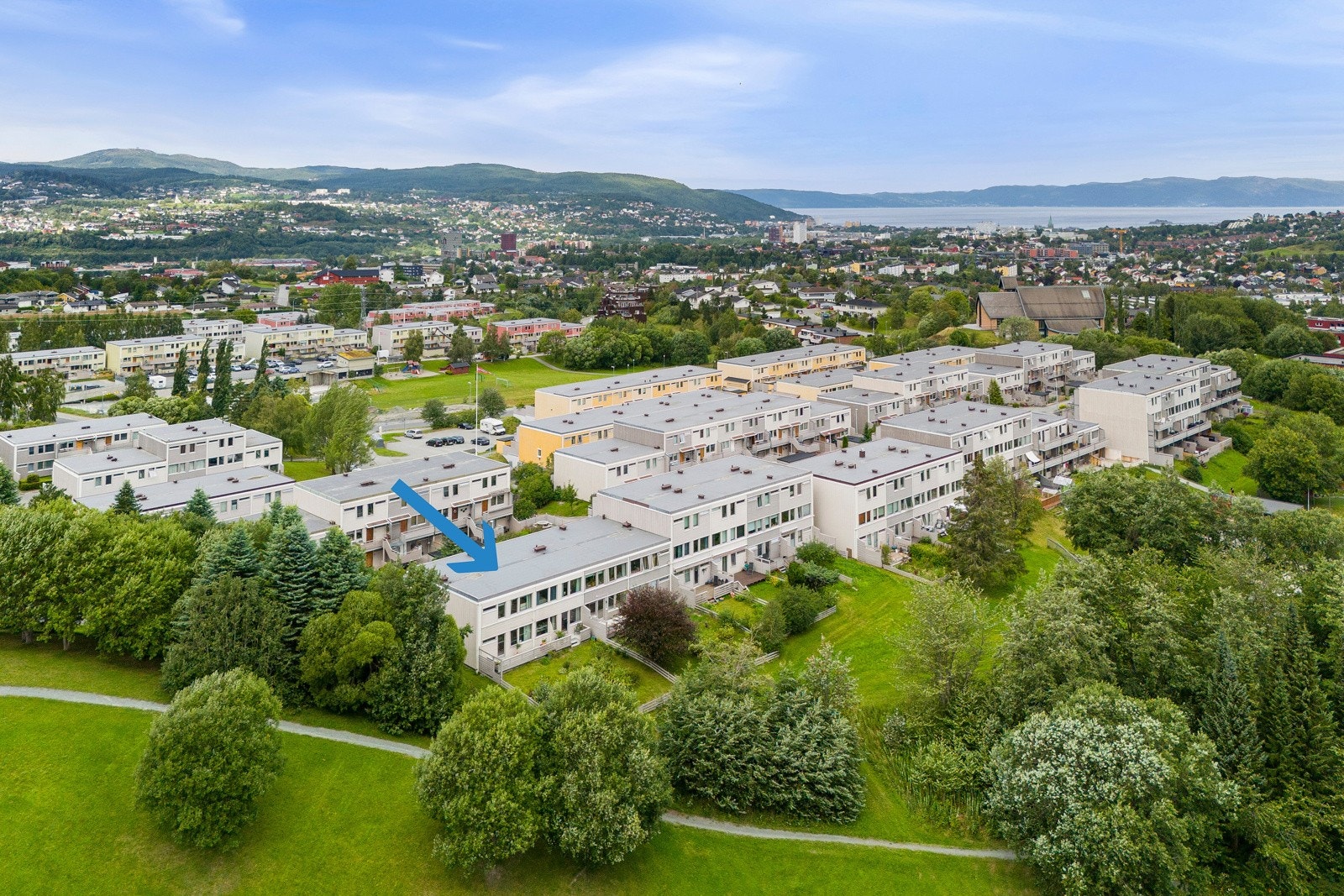 "....Vi liker at det er et trygt og godt nabolag med store friarealer rundt oss, og at det er trygg og kort vei til Steindal skole..." Galleribilde
