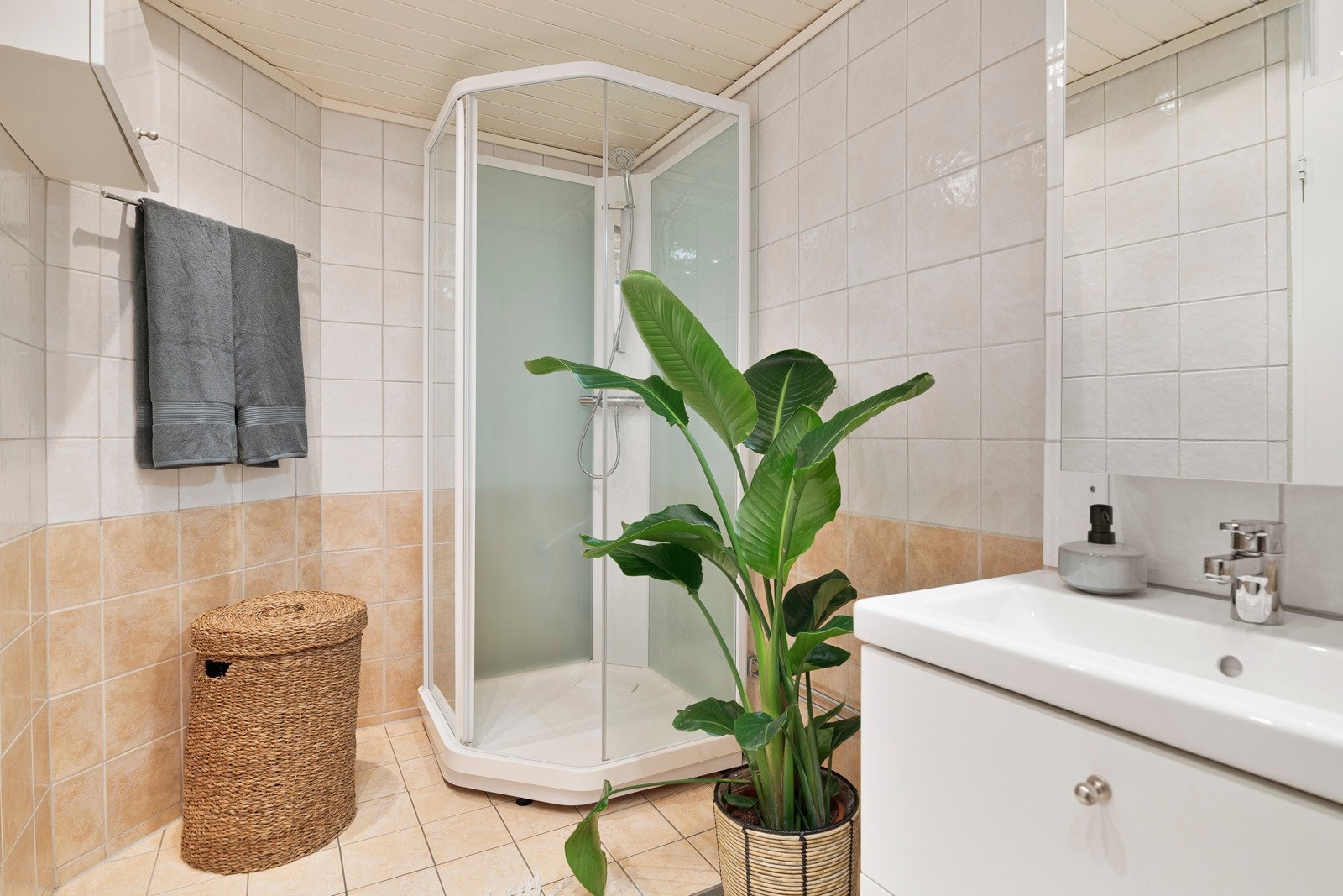 Badet er ellers utstyrt med dusjkabinett, downlights i taket og har gode oppbevaringsløsninger i vegghengte skap. Galleribilde