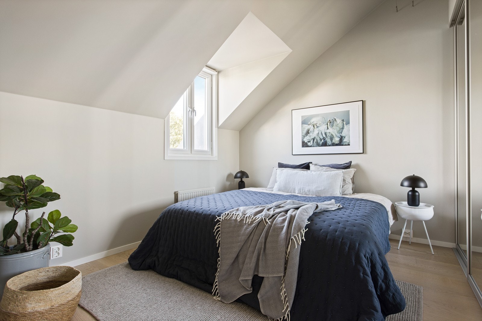Romslig hovedsoverom med stor skyvedørsgarderobe Galleribilde