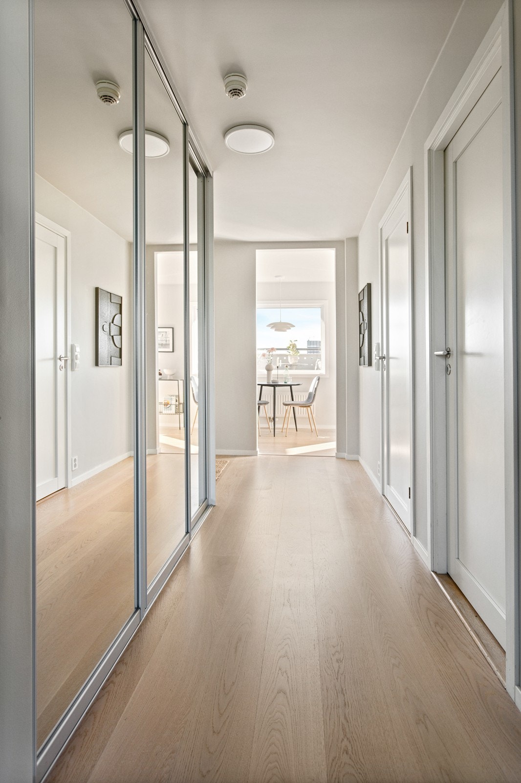 Entré med stor skyvedørsgarderobe for oppbevaring Galleribilde