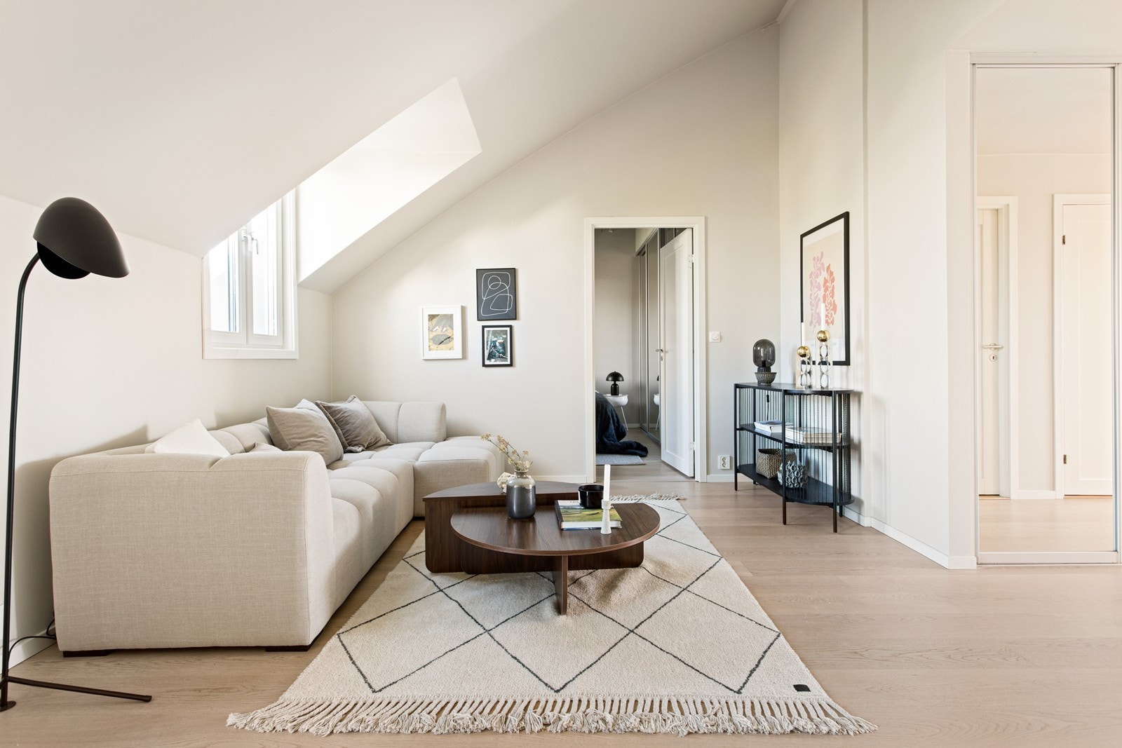 God plass til stor sofagruppe med naturlig avstand til TV-seksjon Galleribilde