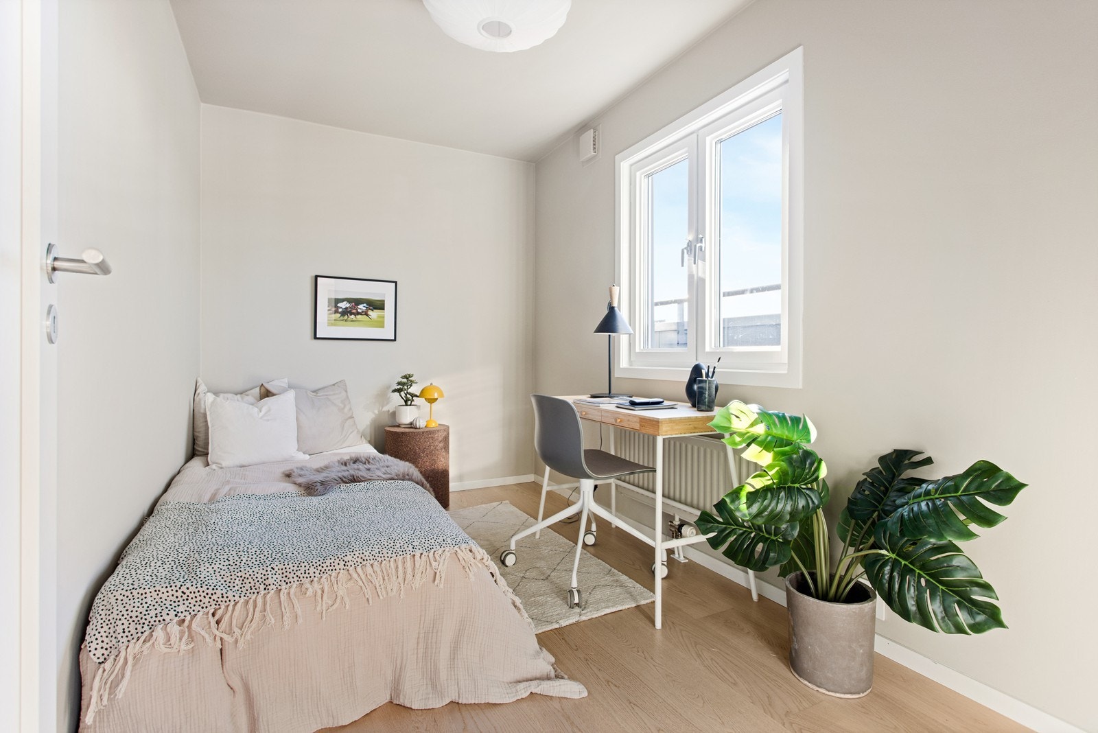 Soverom II - God plass til seng og garderobe - Perfekt som barnerom, gjesterom og/eller kontor Galleribilde