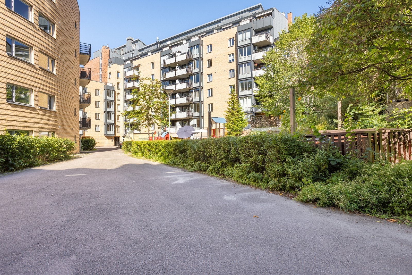 Fasade og låst bakgård Galleribilde