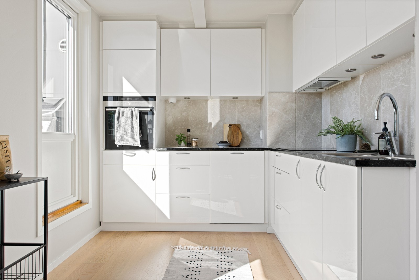Pen innredning ny fra 2012 - Granitt benkeplate - Det er integrert kjøleskap, oppvaskmaskin, platetopp og stekovn. Galleribilde