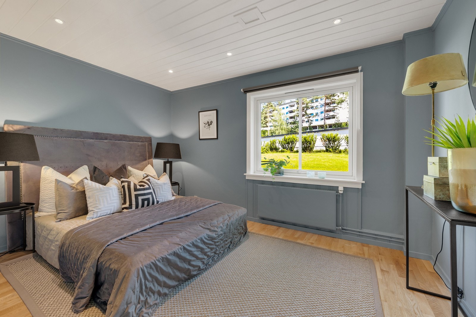 Alle 3 soverom er av god størrelse med delikate fargevalg. Galleribilde