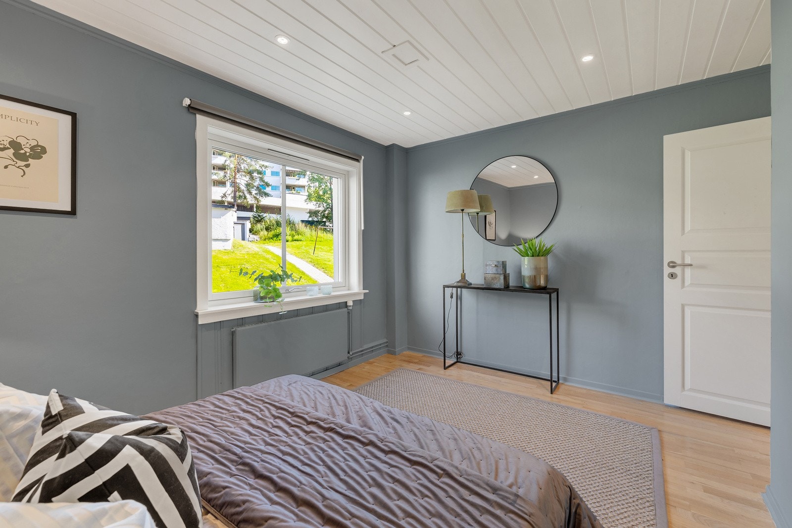 Romslig hovedsoverom med god plass til dobbeltseng og garderobeløsning. Galleribilde