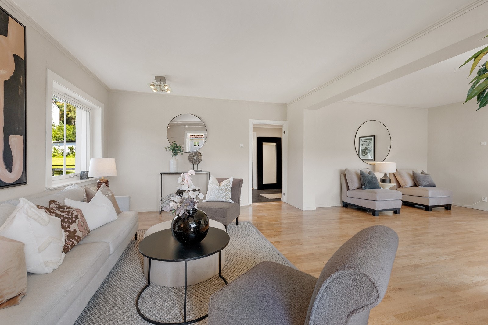 Stue/spisestuen med sin gode størrelse, er enkel å møblere. Galleribilde