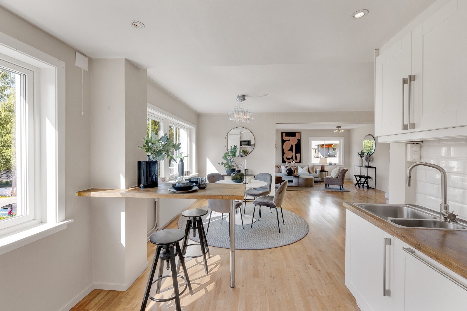 Fra kjøkken mot spisestue/stue Galleribilde