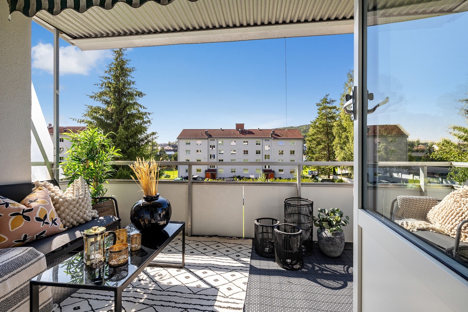 Fra stuen er det utgang til solrik, vestvendt balkong, med store grøntarealer utenfor. Galleribilde