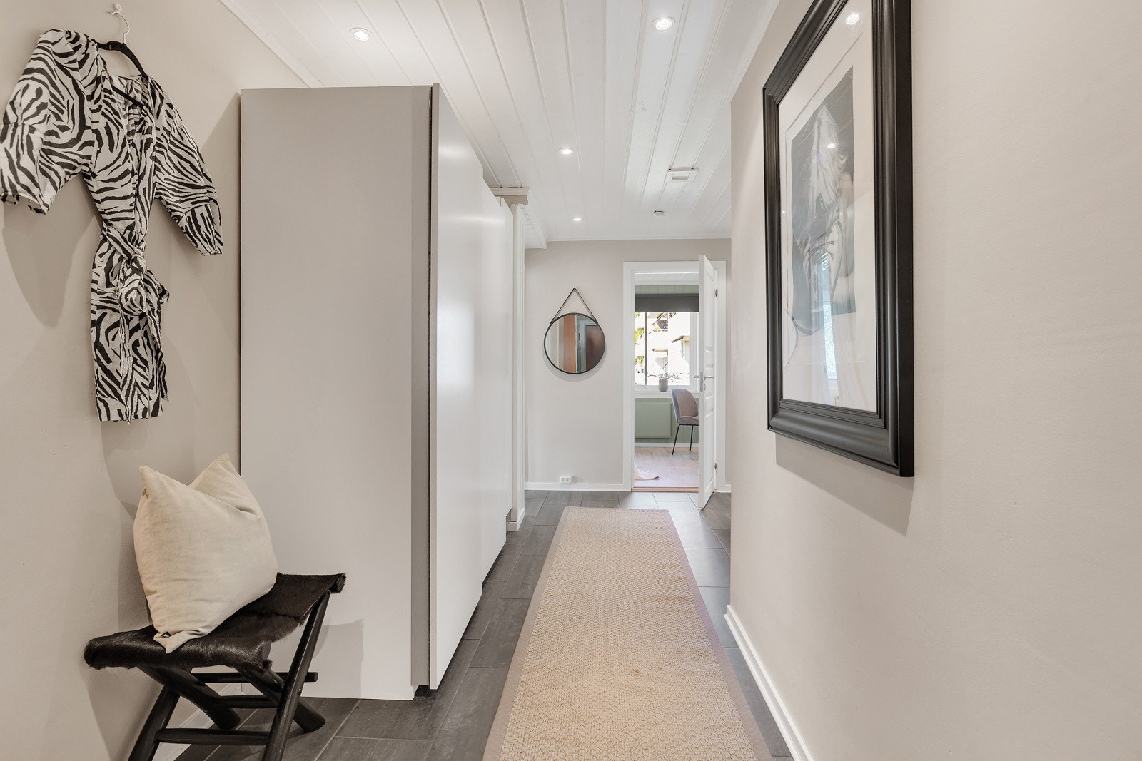 I gangen er det også en skyvedørsgarderobe og god plass til oppbevaring av yttertøy sko etc. Galleribilde