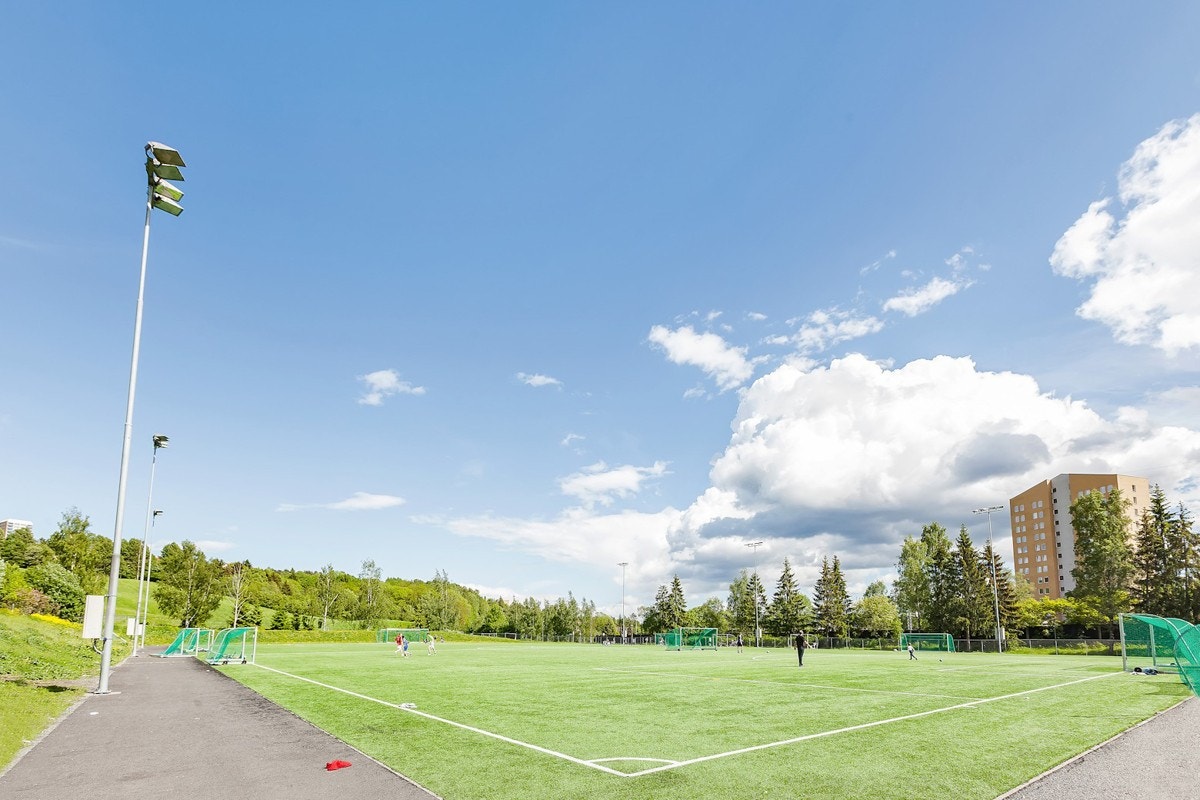 Flere kunstgressbaner like ved boligen, godt fotballmiljø på Årvoll! Galleribilde