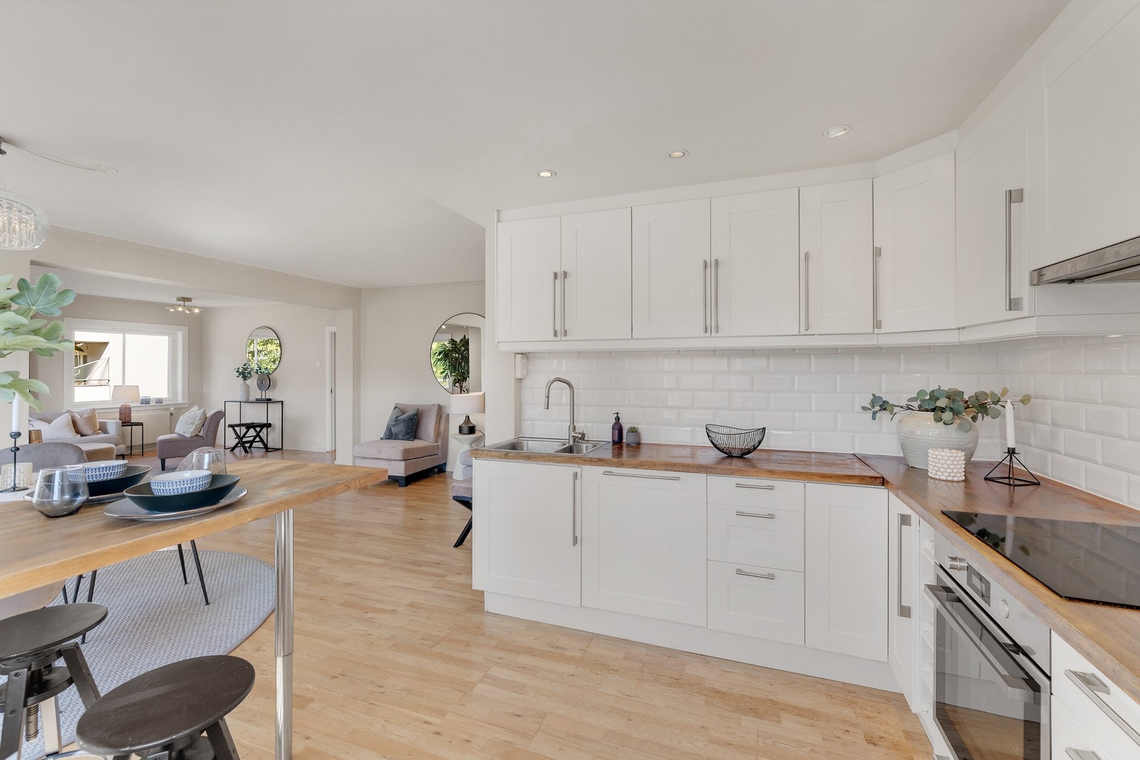 Kjøkken i halvåpen løsning mot spisestue/stue. Galleribilde