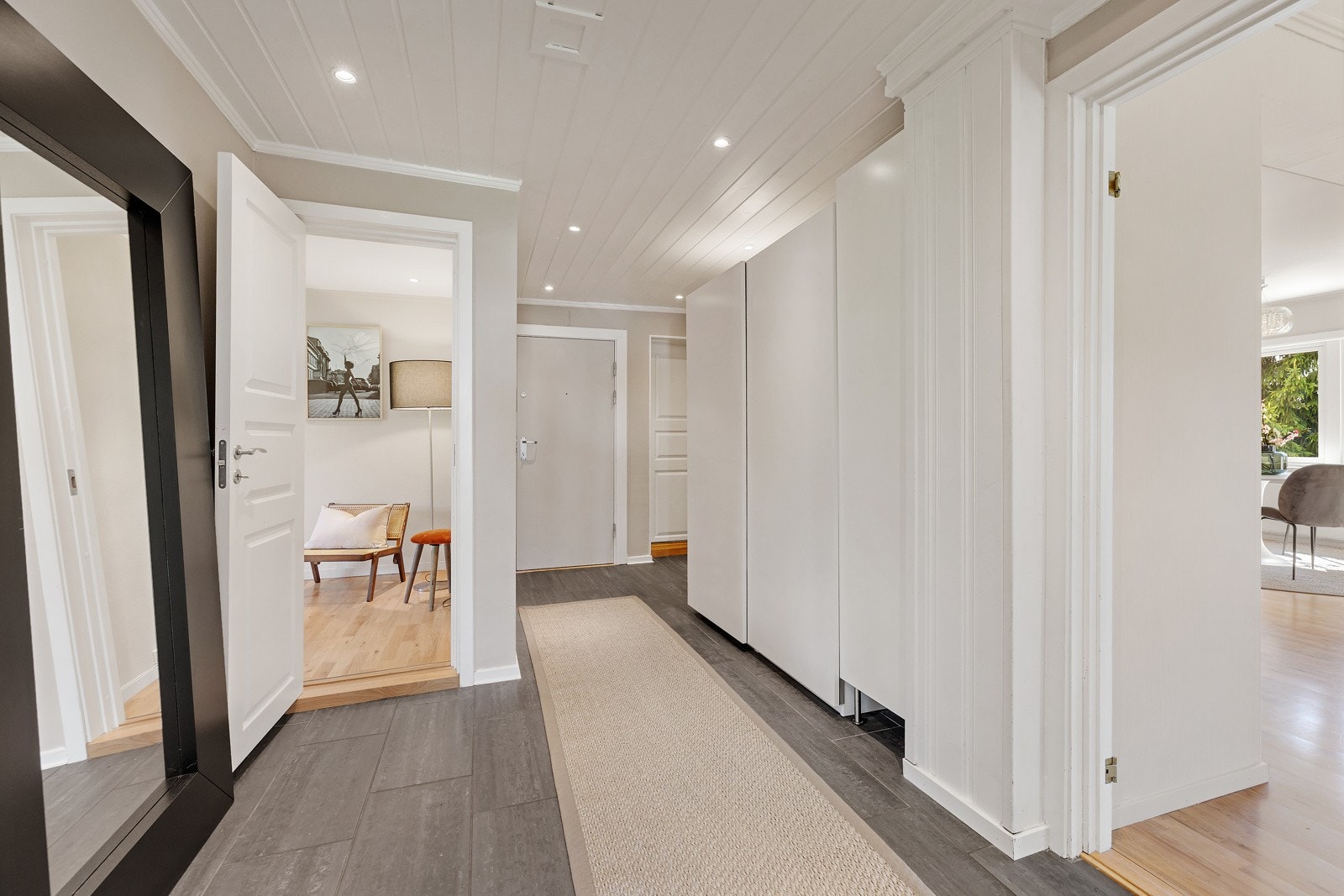 Entre/gang med fliser på gulv/gulvvarme. Downlights. Galleribilde