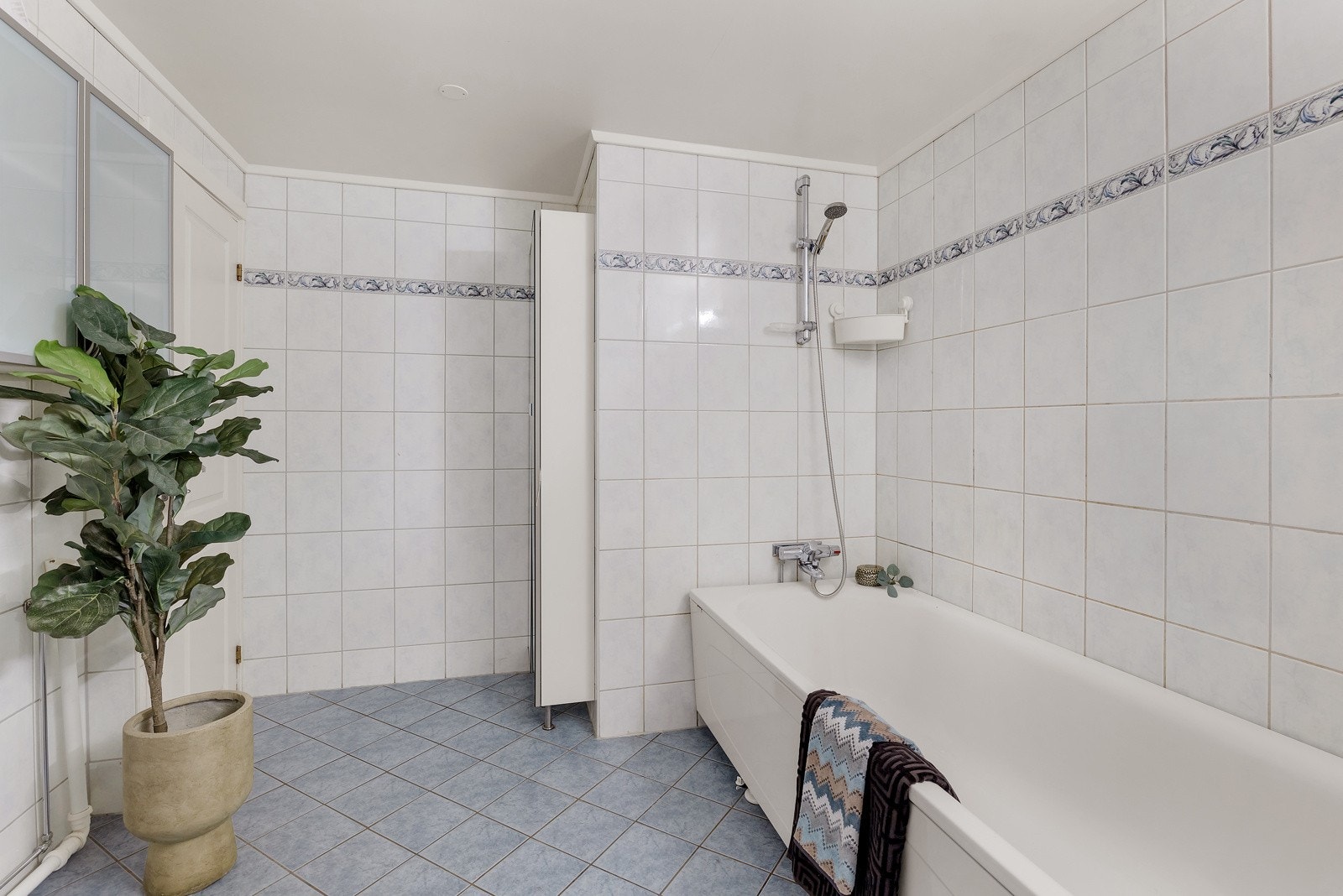 På badet er det badekar og opplegg til vaskemaskin/tørketrommel Galleribilde