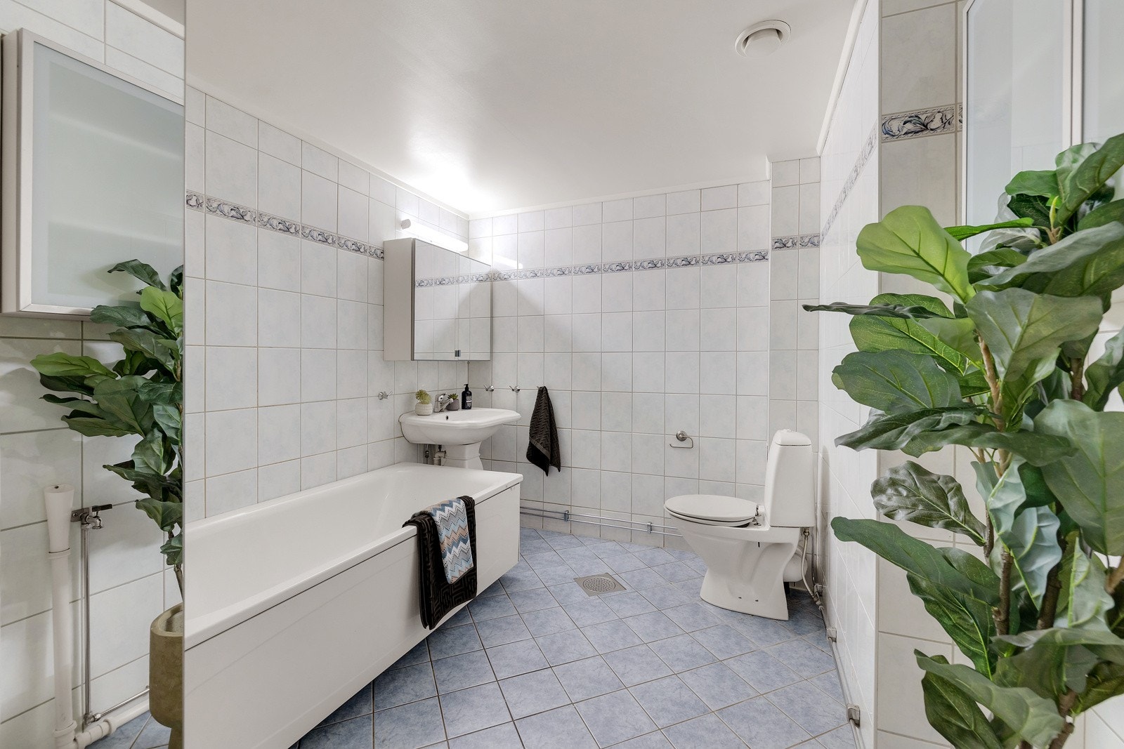 Stort, flislagt bad som tidligere er rehabilitert i regi av borettslaget. Galleribilde