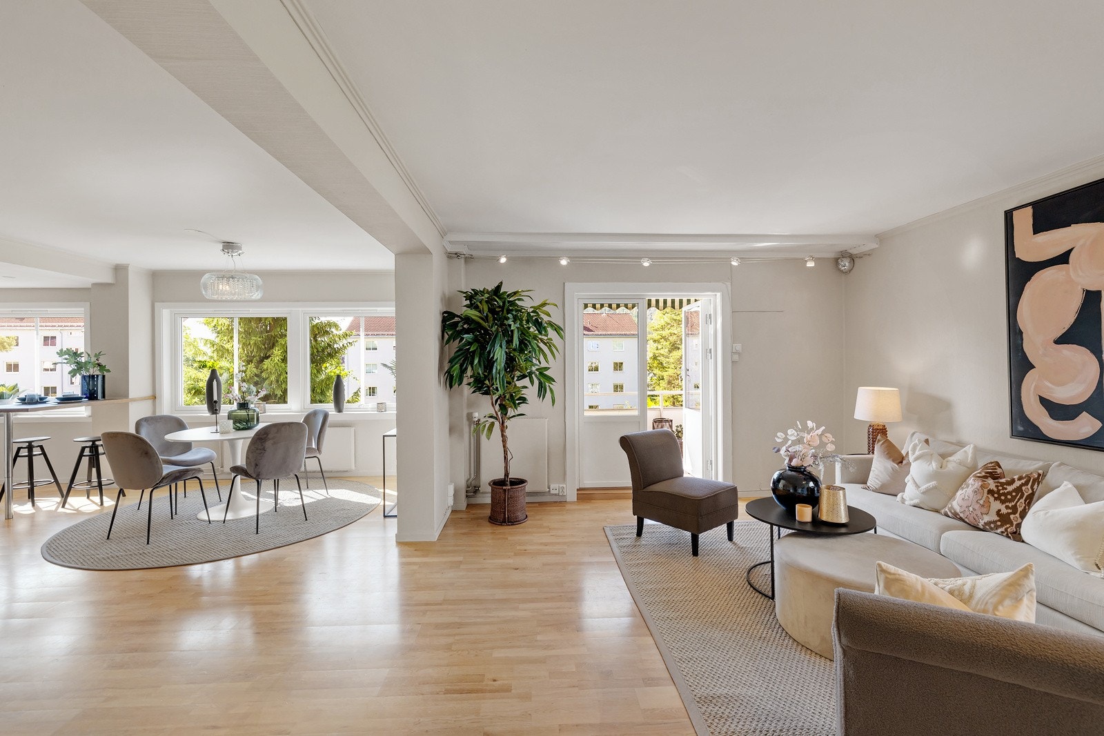 Stue/spisestue/kjøkkenløningen er gedigen, med store vindusflater og fremstår svært luftig og romslig. Galleribilde