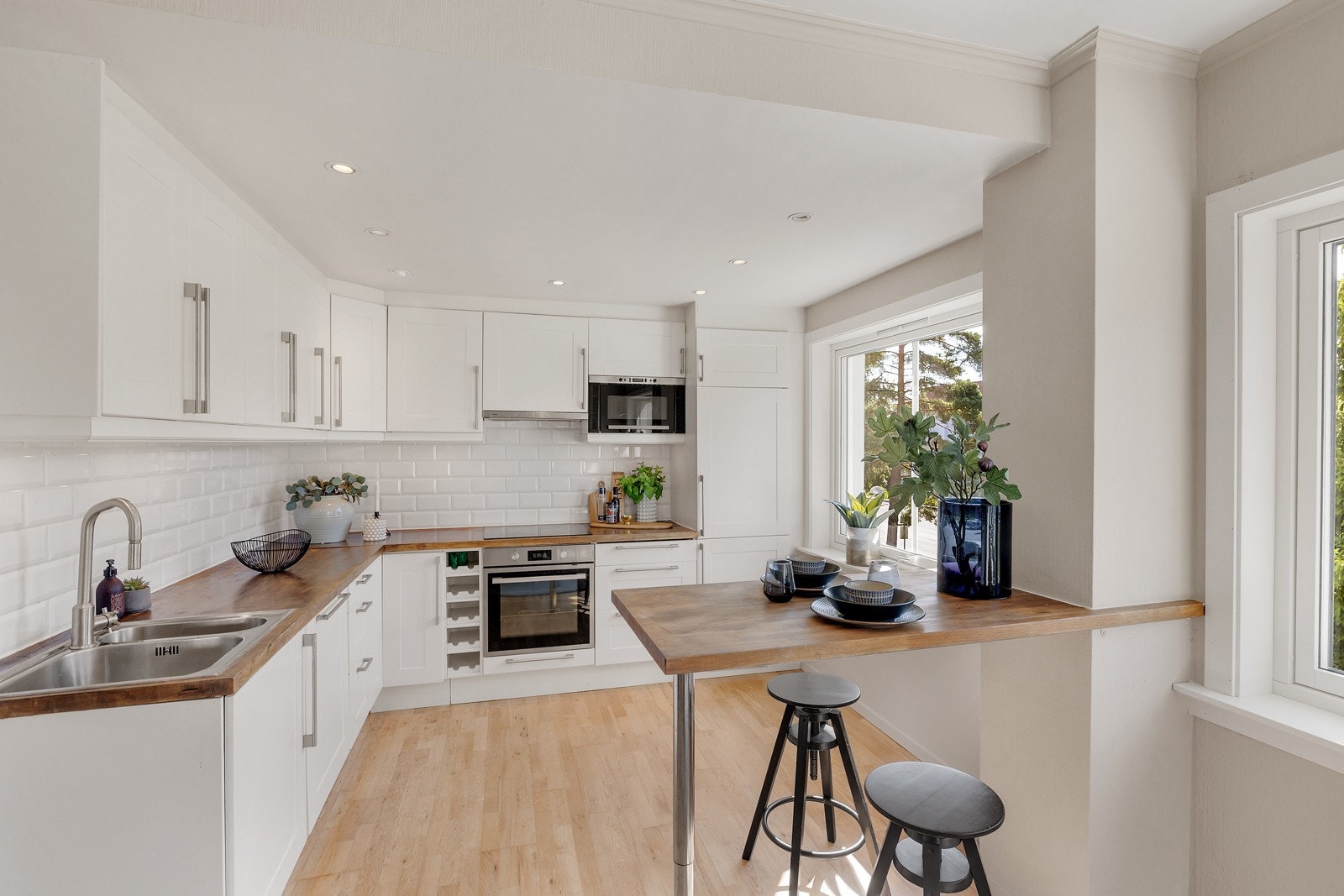 Kjøkken med integrerte hvitevarer Galleribilde