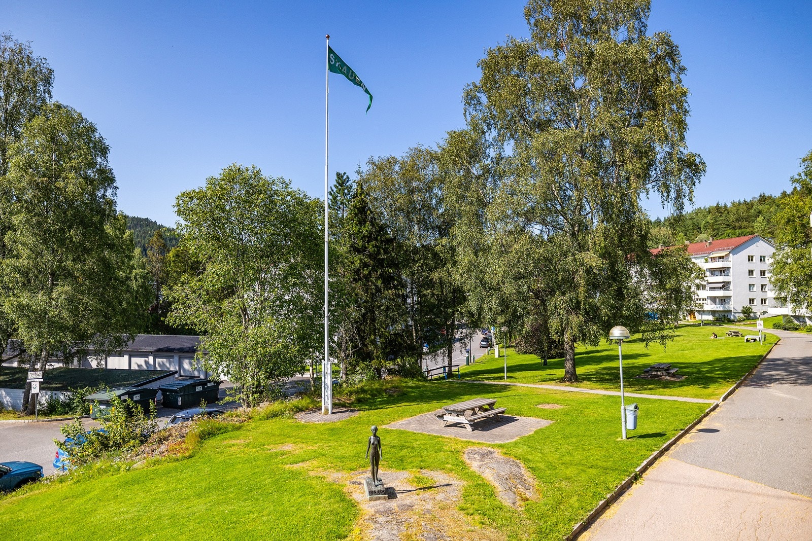 Store grøntarealer i borettslaget, med god plass mellom blokkene. Galleribilde
