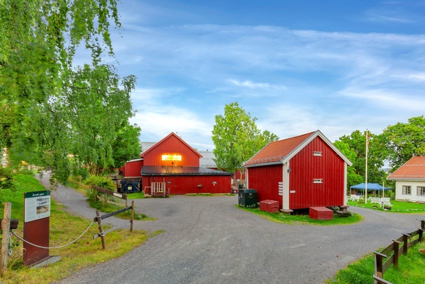 Idylliske Årvoll gård ligger like ved Galleribilde