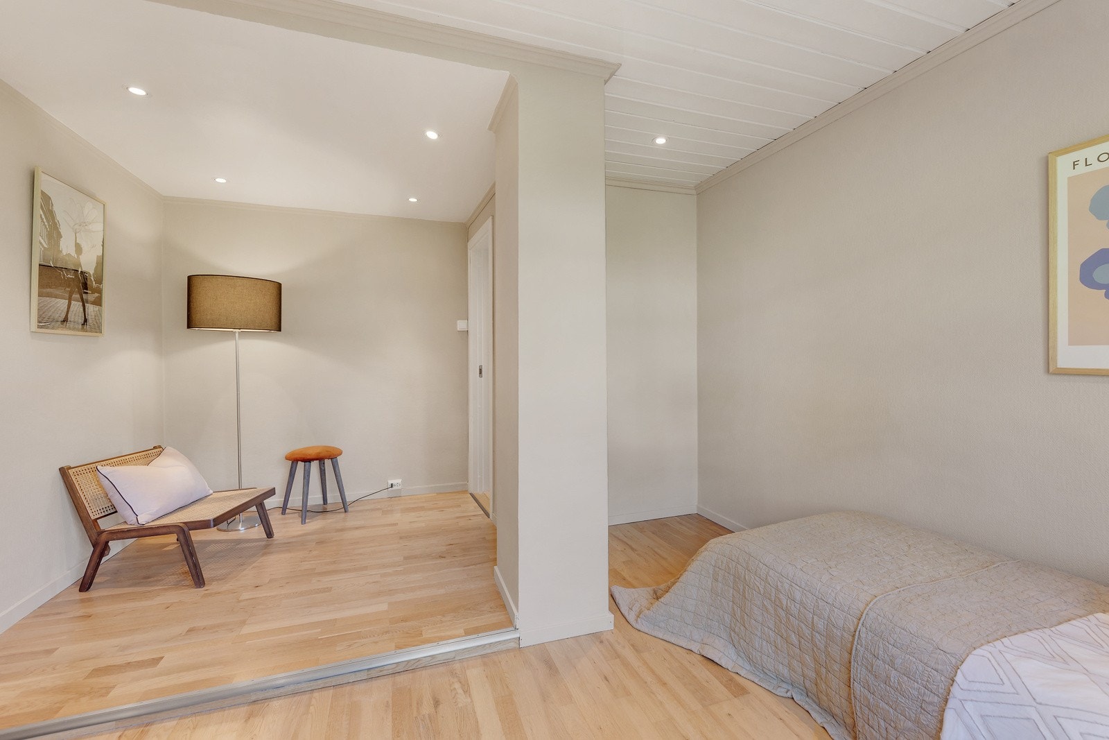 Delen av rommet til venstre kan om ønskelig gjøres om til bad/wc, rør ligger klar i vegg. Galleribilde