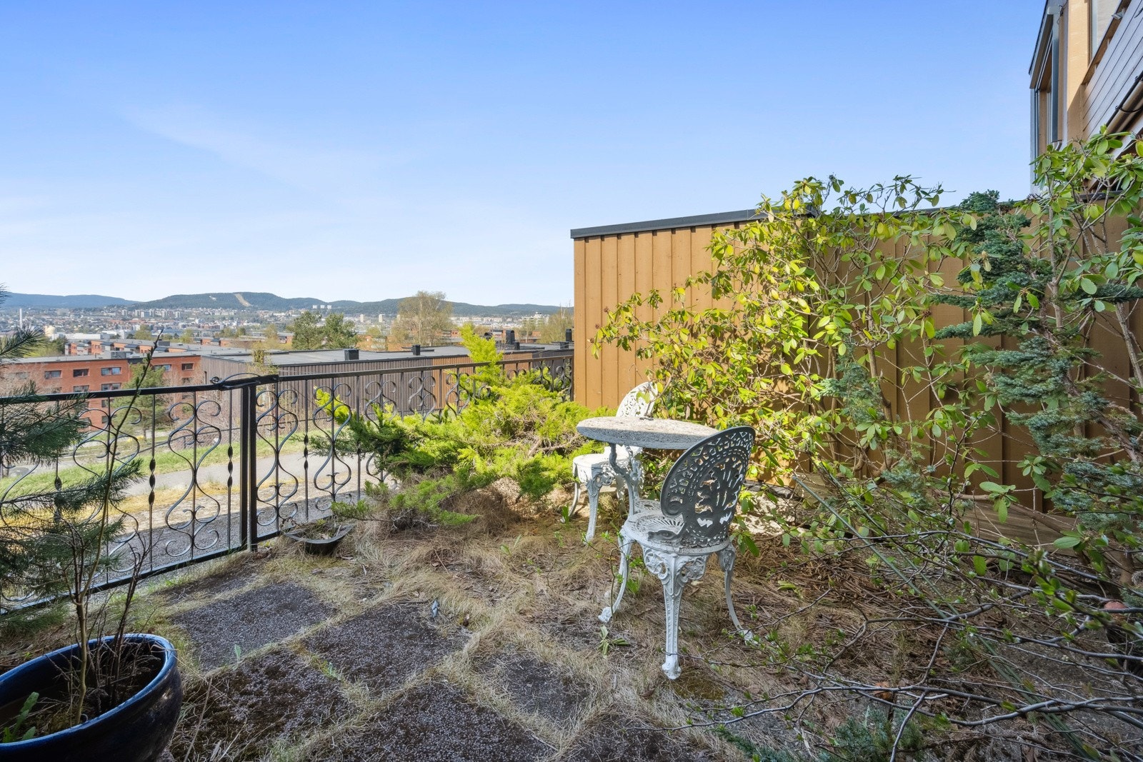 Fra peisestuen er utgang til markterrassen Galleribilde