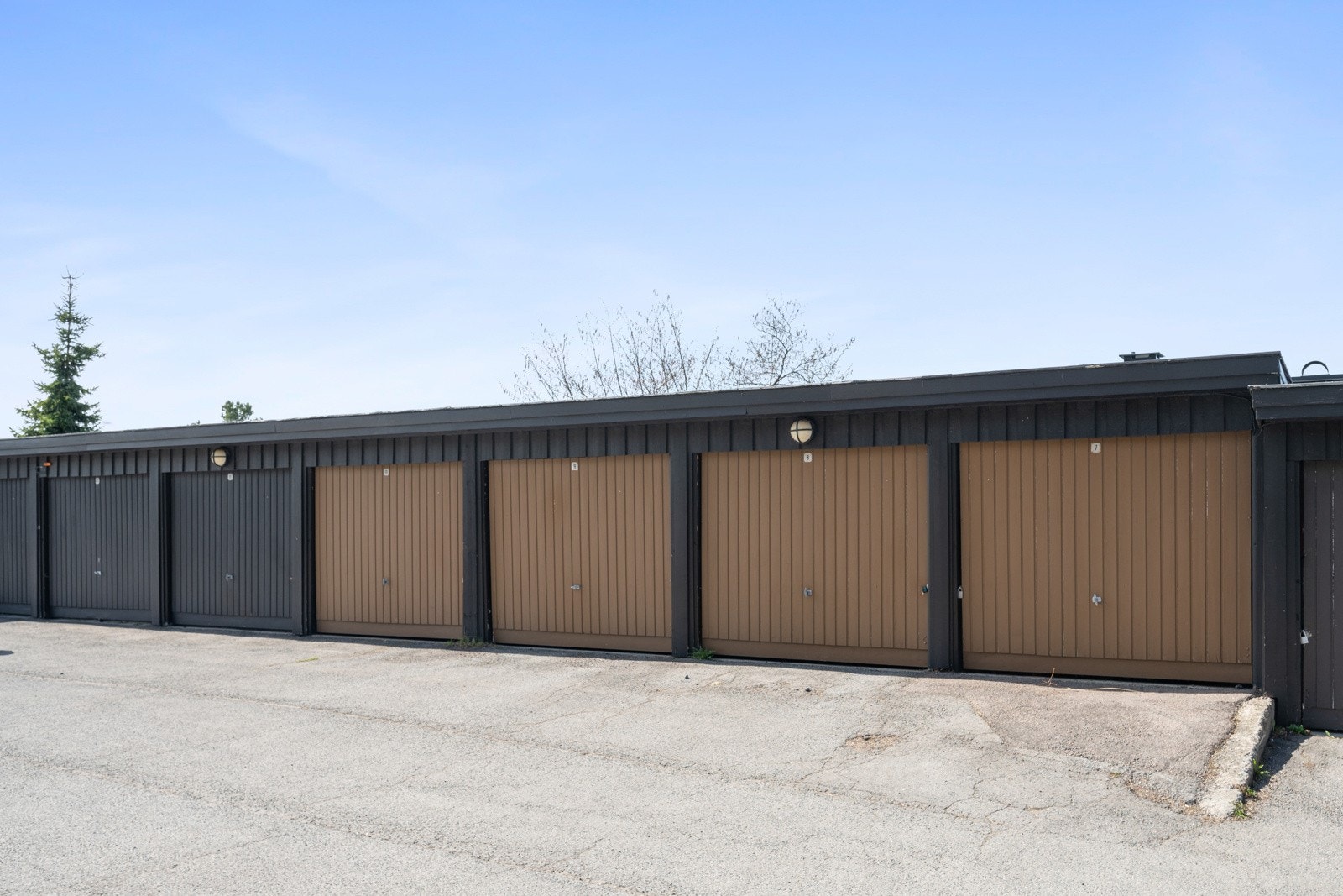 Garasje - rett nedenfor boligen Galleribilde