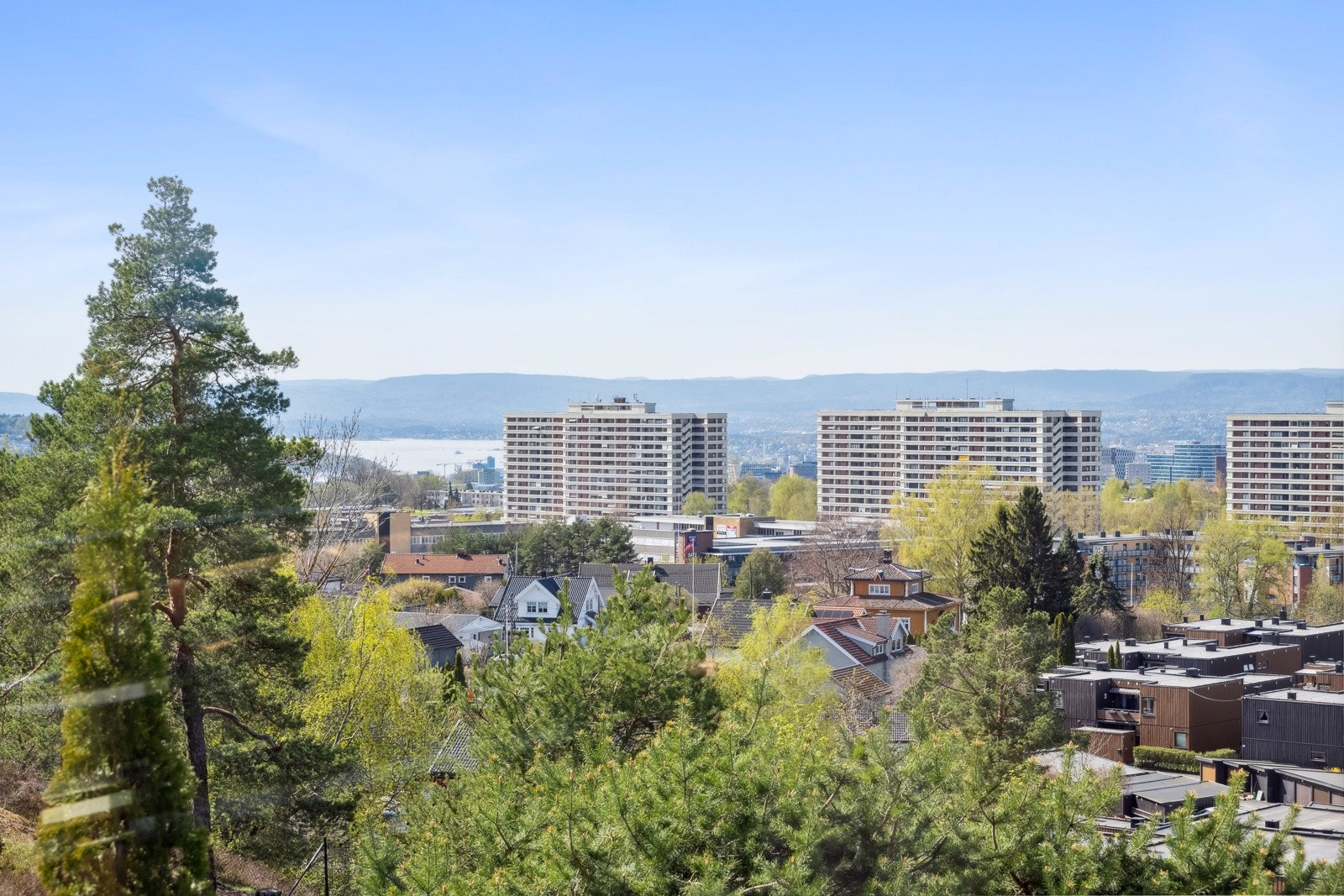 Her får du fantastisk utsikt over fjorden og byen Galleribilde