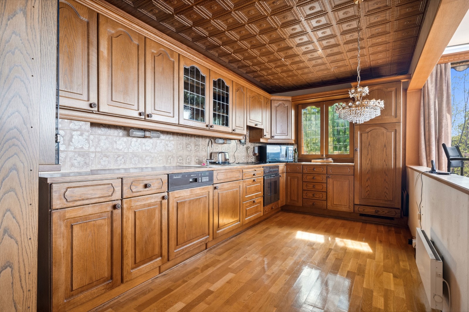 Kjøkken har godt med benke-/skapplass Galleribilde