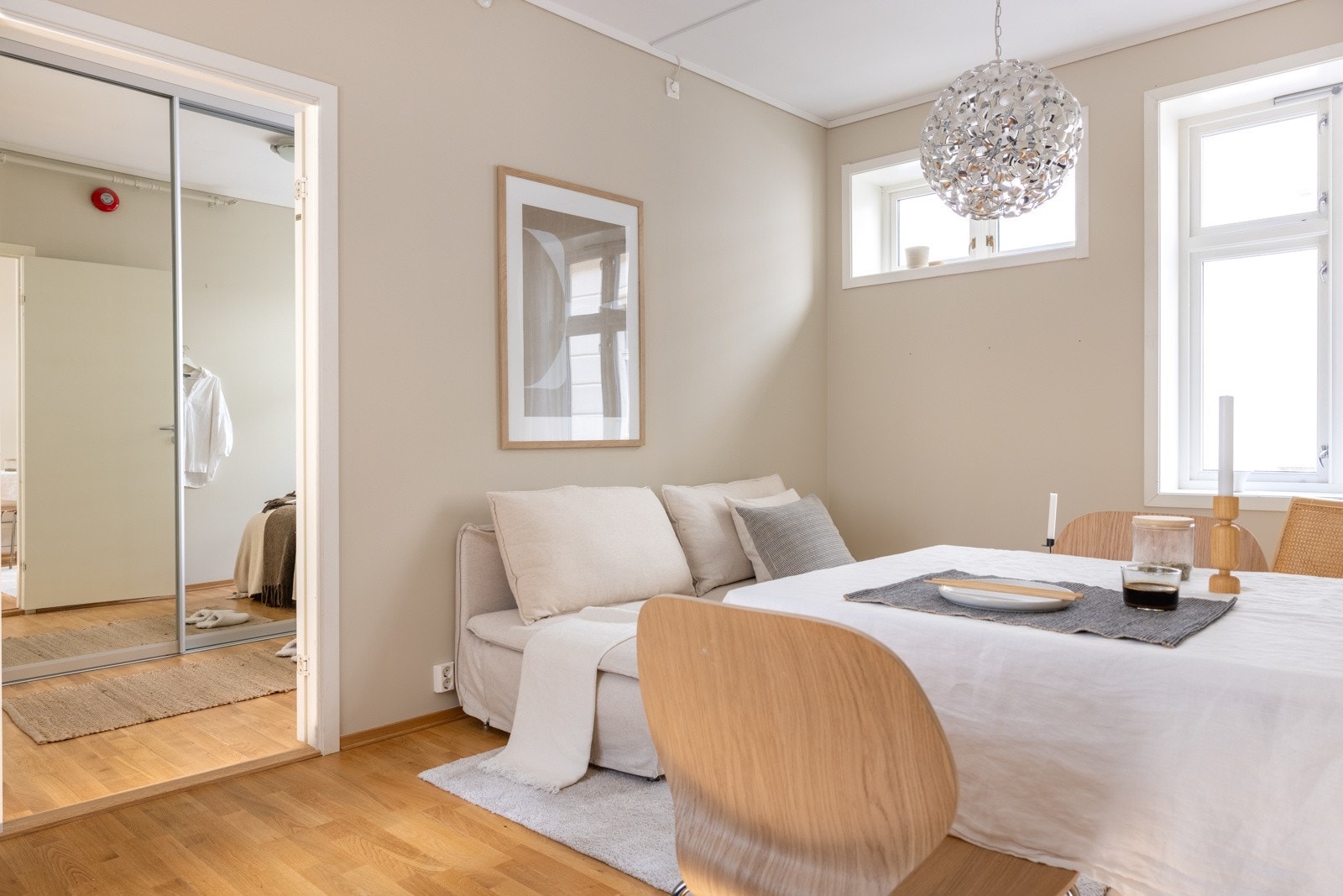 Store vindusflater sørger for rikelig med lysinnslipp til leiligheten. Galleribilde