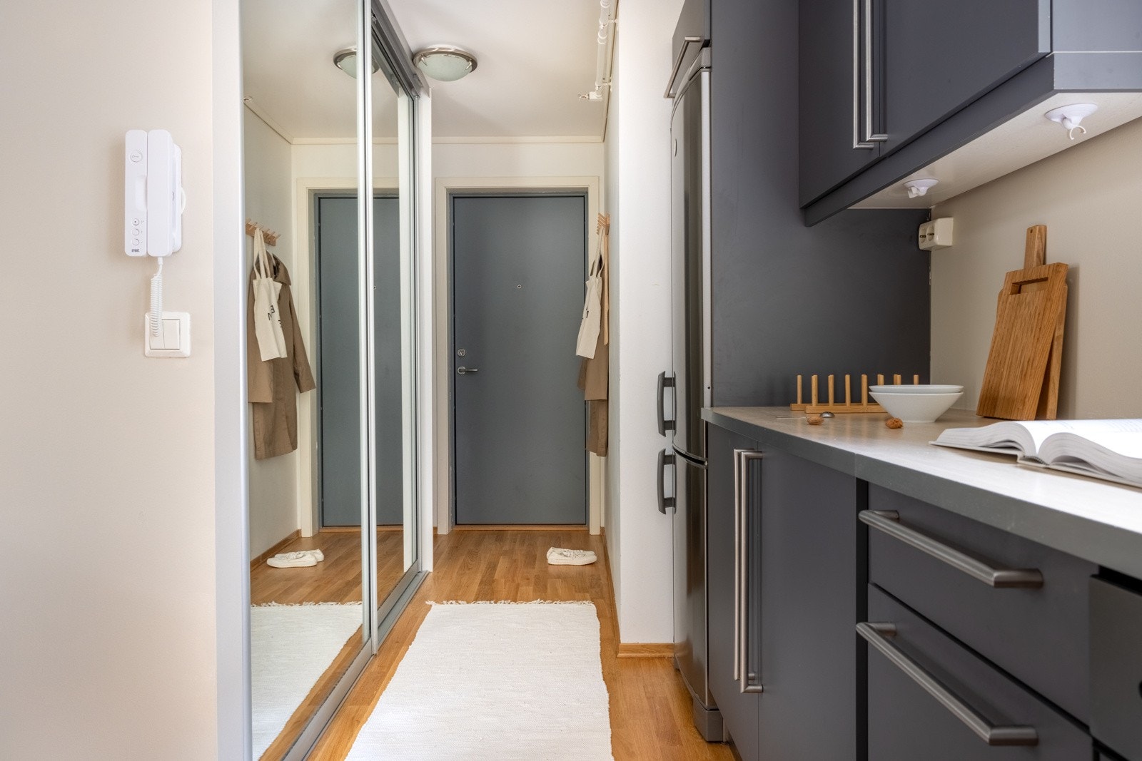 Ved entréen er det montert en stor skyvedørsgarderobe hvor man har gode oppbevaringsmuligheter. Galleribilde