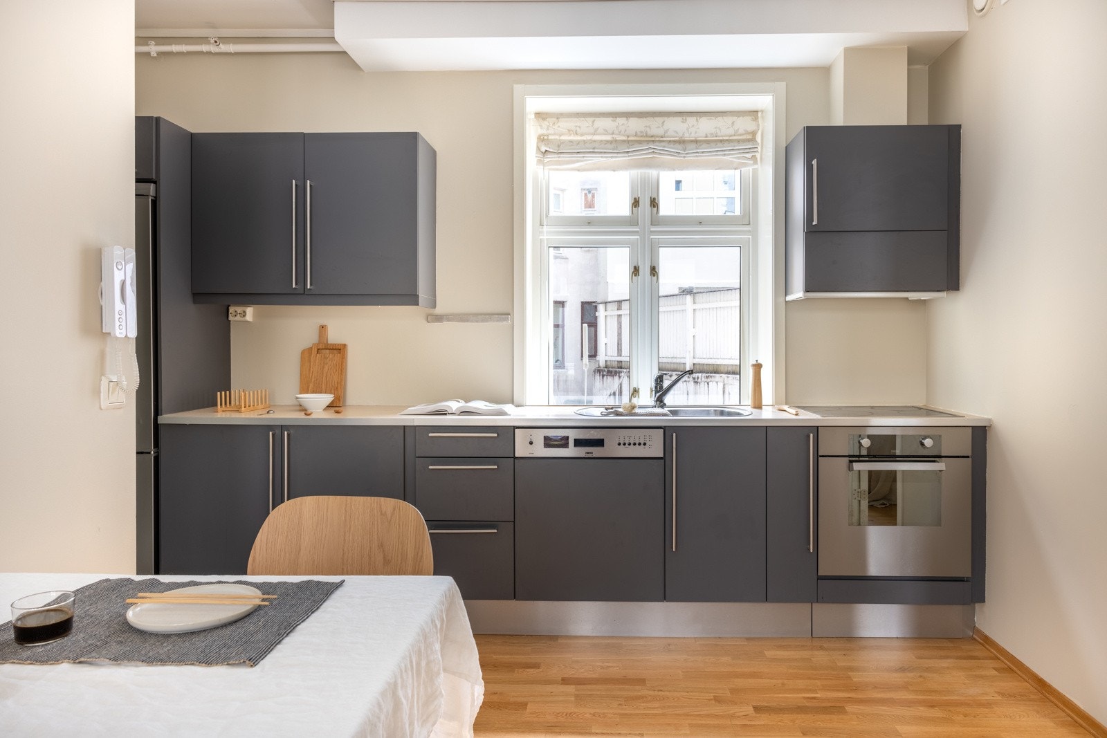 Kjøkkenet er innredet med slette fronter, laminat benkeplate med nedfelt vask av stål. Plass/opplegg for kjøleskap i innredningen. Galleribilde