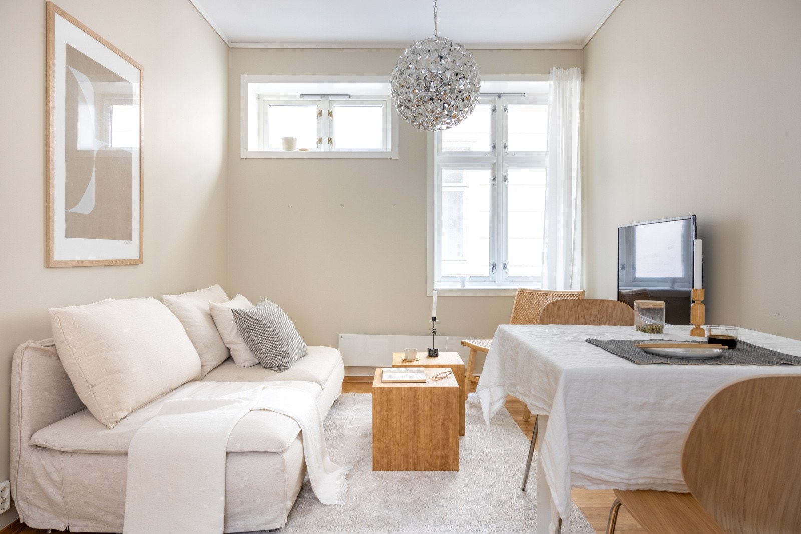 Stuen måles til 17 kvm og kan innredes med både en sittegruppe og en sofagruppe. Galleribilde
