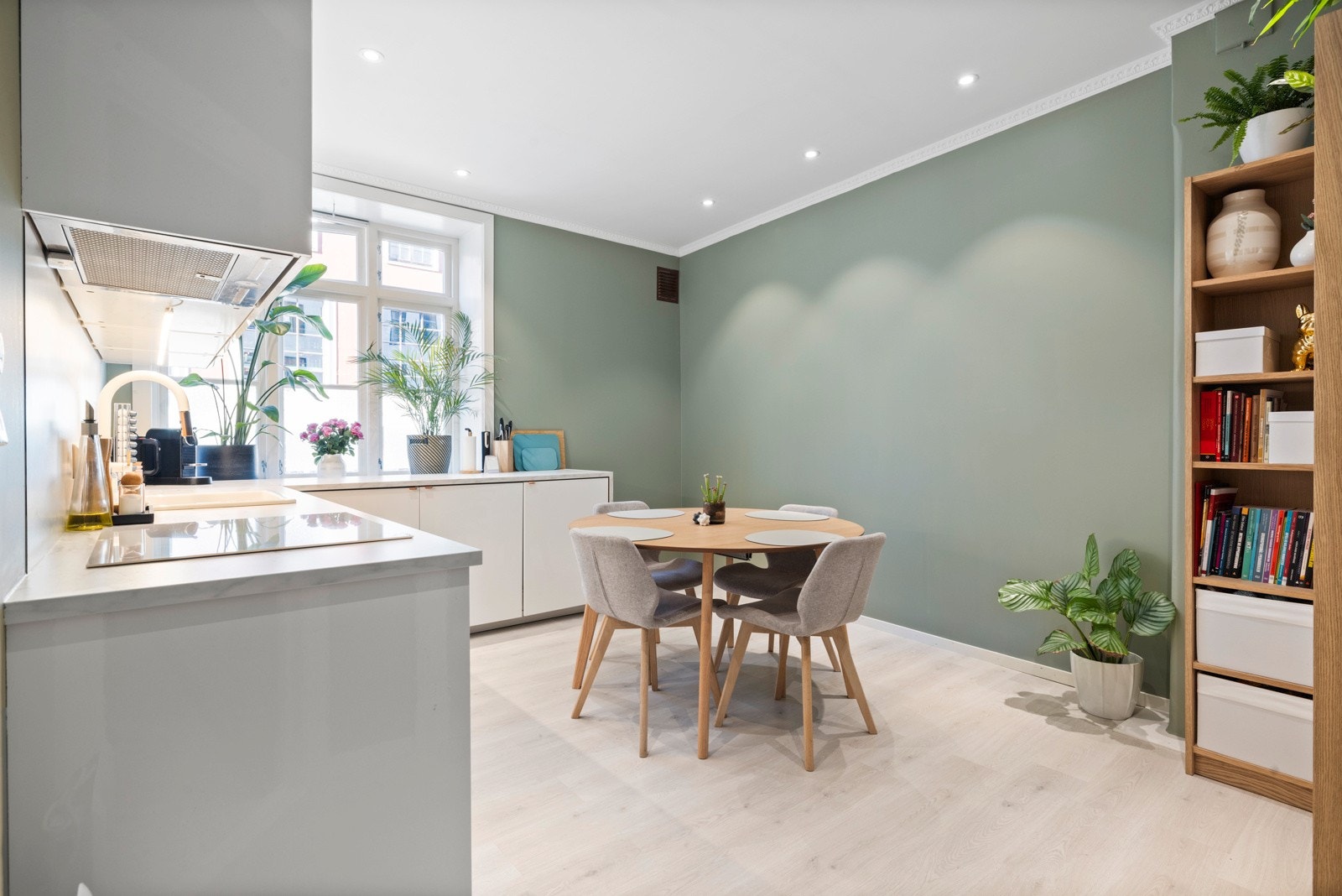 Det store kjøkkenet ligger i eget rom og gir et flott inntrykk med takhøy Ikea-innredning fra 2019, harmonisk farge på vegger, downlights i himling og god plass til spisebord Galleribilde