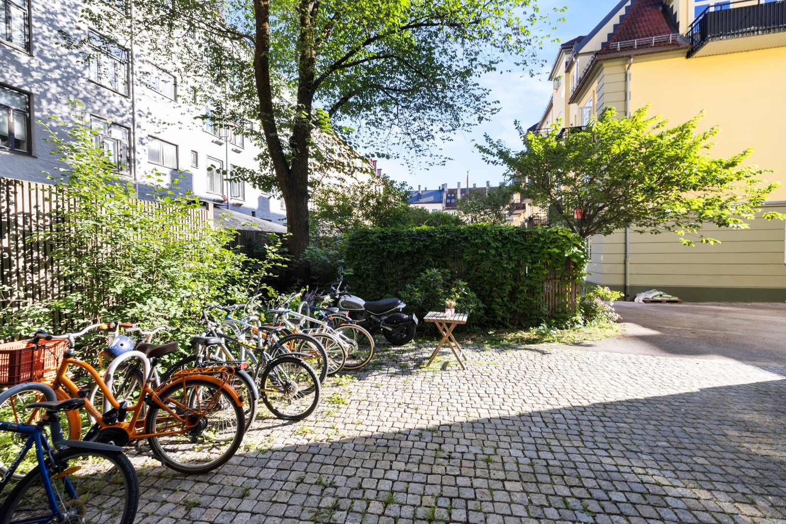 Borettslaget har en skjønn, usjenert bakgård med plenareal, trær, busker og sittegrupper Galleribilde