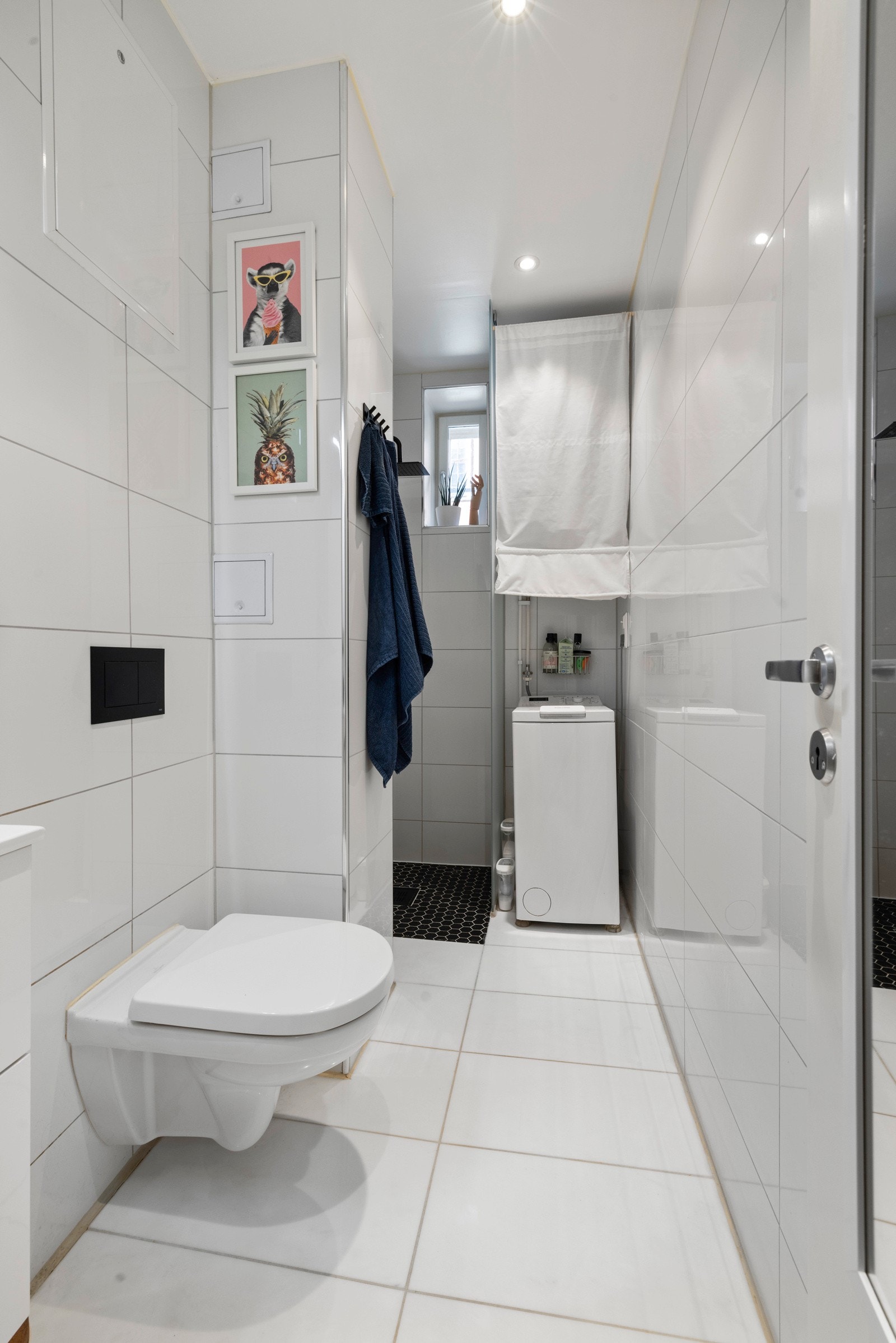 Det lyse badet pusset opp i 2019 og oppleves som delikat med store fliser, downlights og gulvvarme Galleribilde