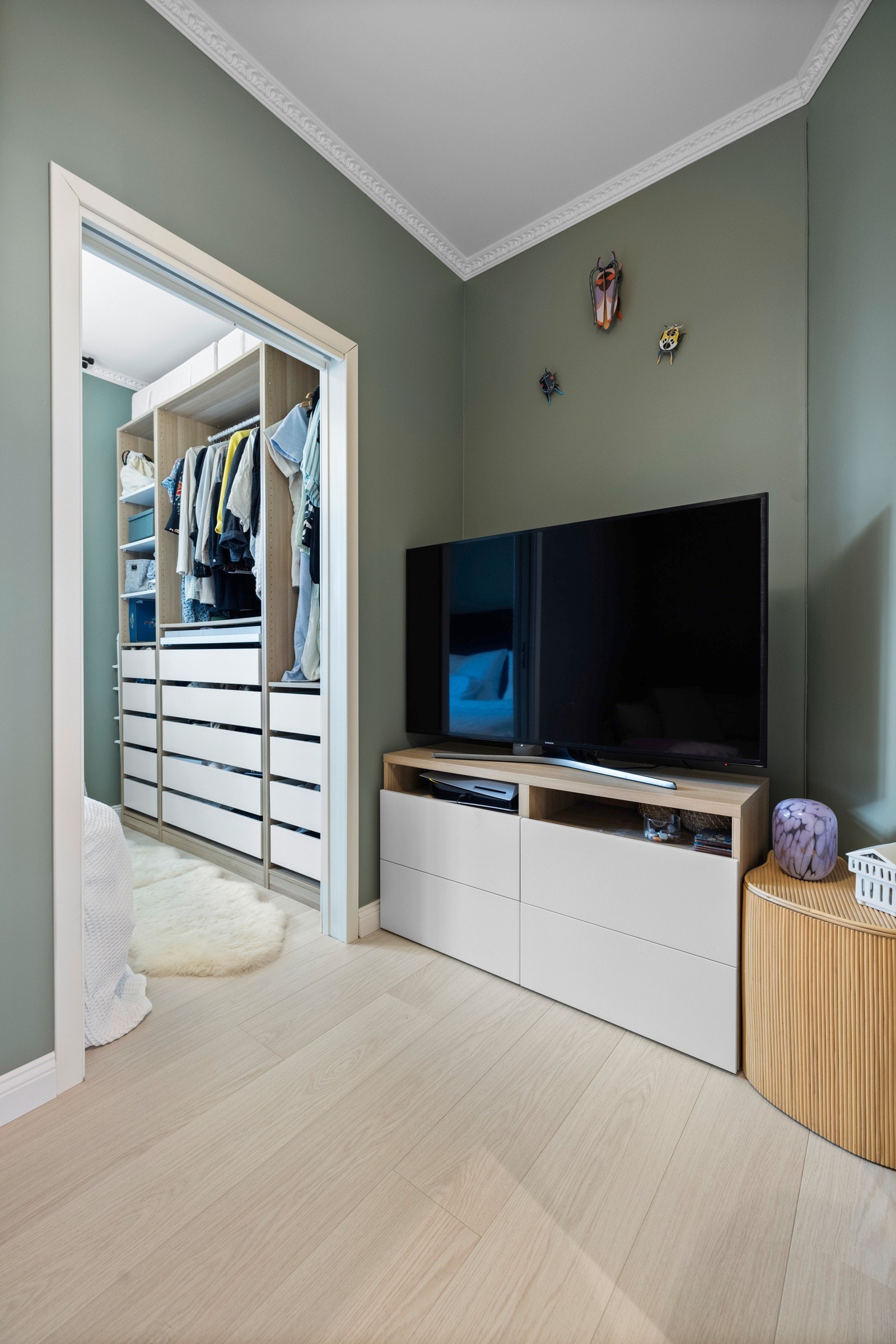 På den ene siden er det perfekt plass til stor sofaløsning og på motsatt side er det rom for tv-møblement Galleribilde