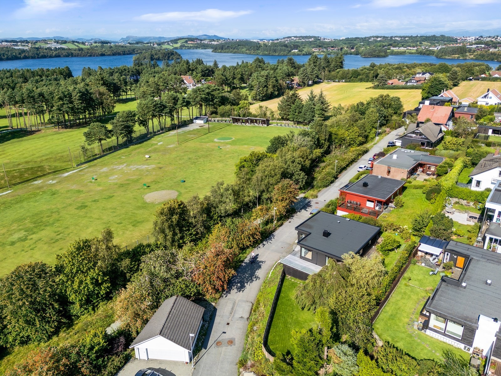Et etablert familieområde med nærhet til barnehager, offentlig skoler, ISS, og flotte tur- og treningsområder ved bl.a. Stokkavannet Galleribilde