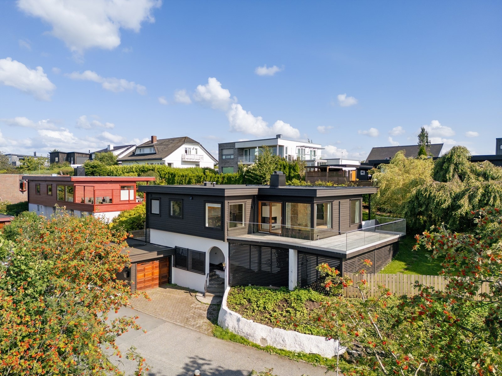 Velkommen til Ragveien 42 - en rålekker funkisvilla fra 1968 med etterspurt og unik beliggenhet i første rekke mot golfbanen Galleribilde