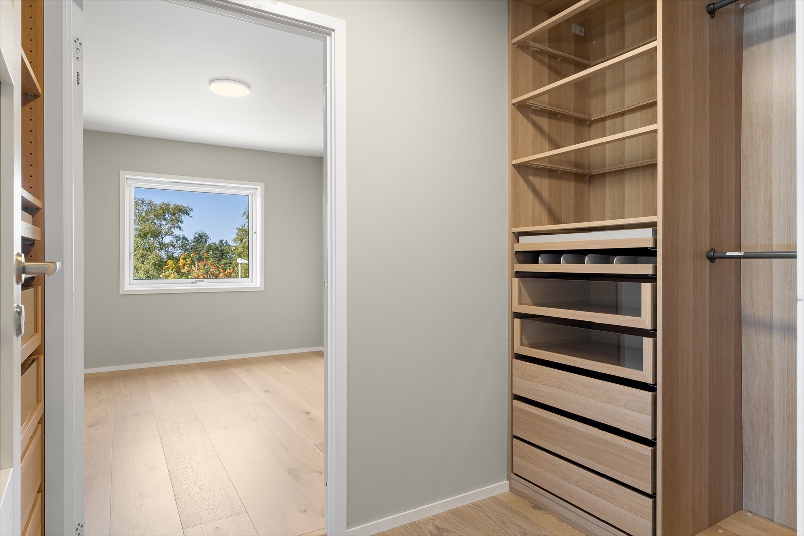 Praktisk walk-in-closet Galleribilde